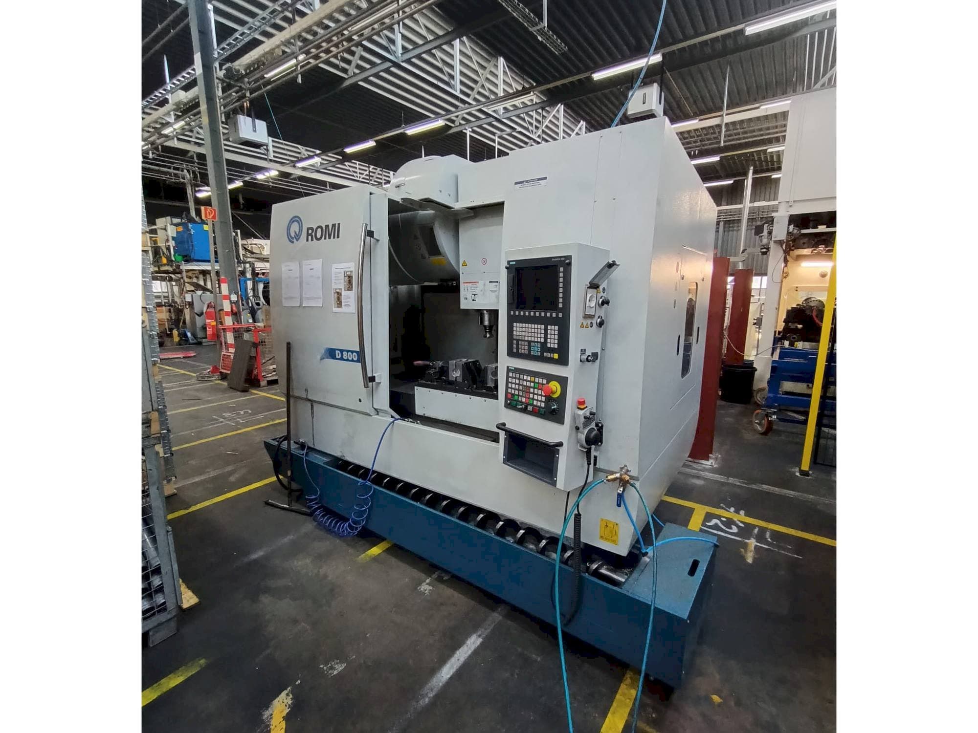 Front view of Romi D800  machine