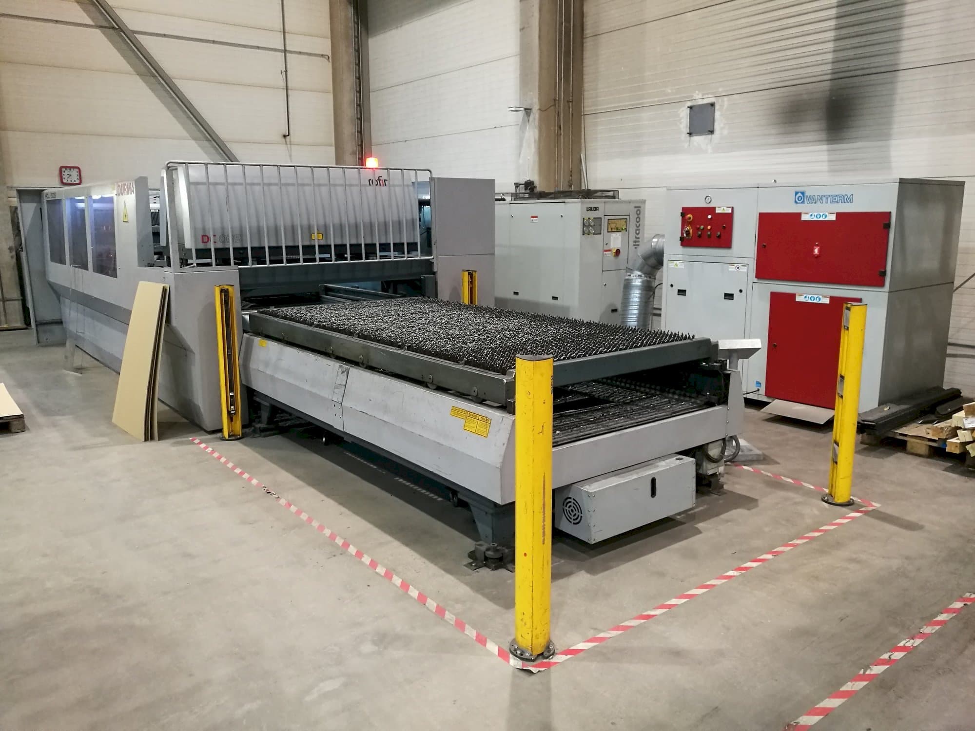 Left side view of Durma HDL 3015  machine