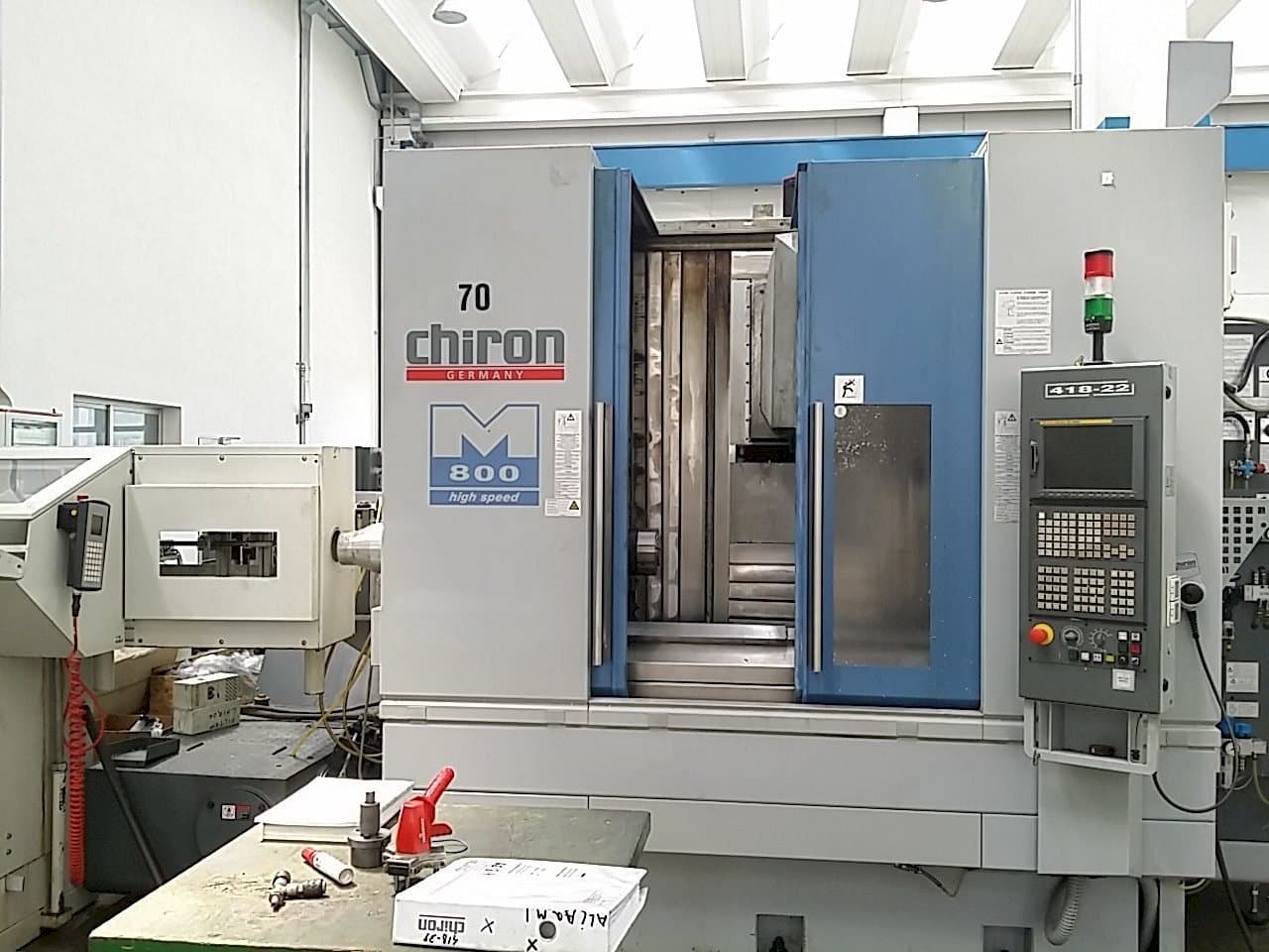 Front view of CHIRON Mill 800 machine