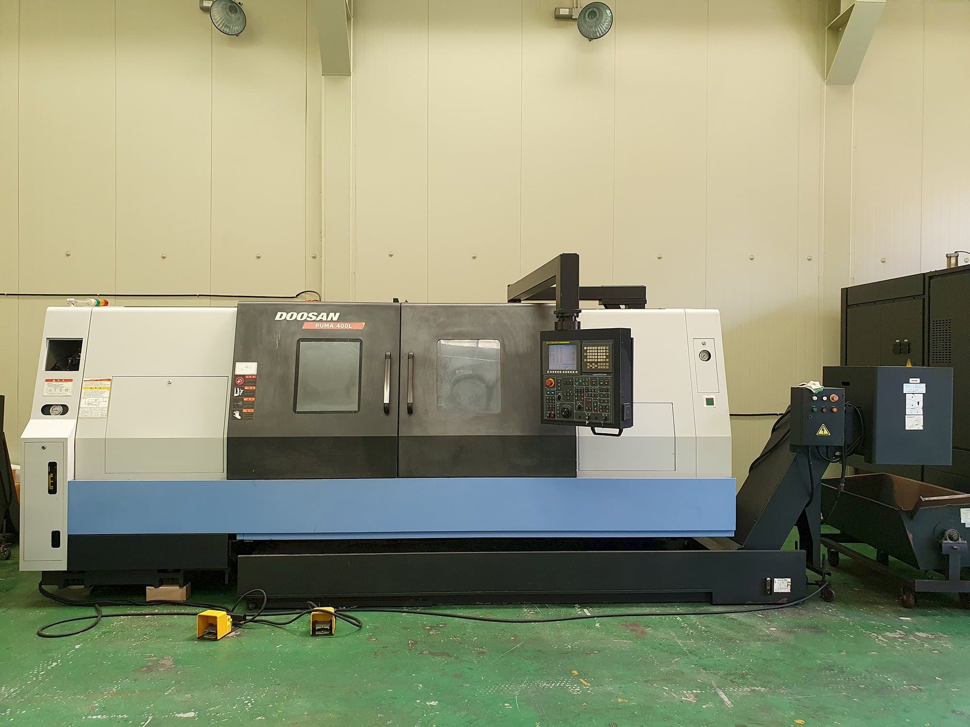 Front view of Doosan PUMA 400LB machine