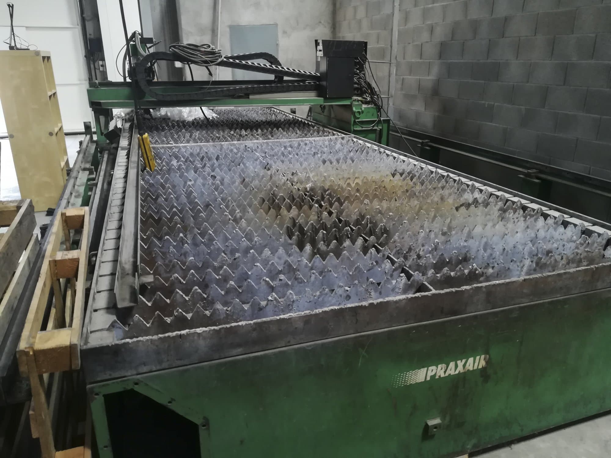 Front view of Praxair P 2500S Machine