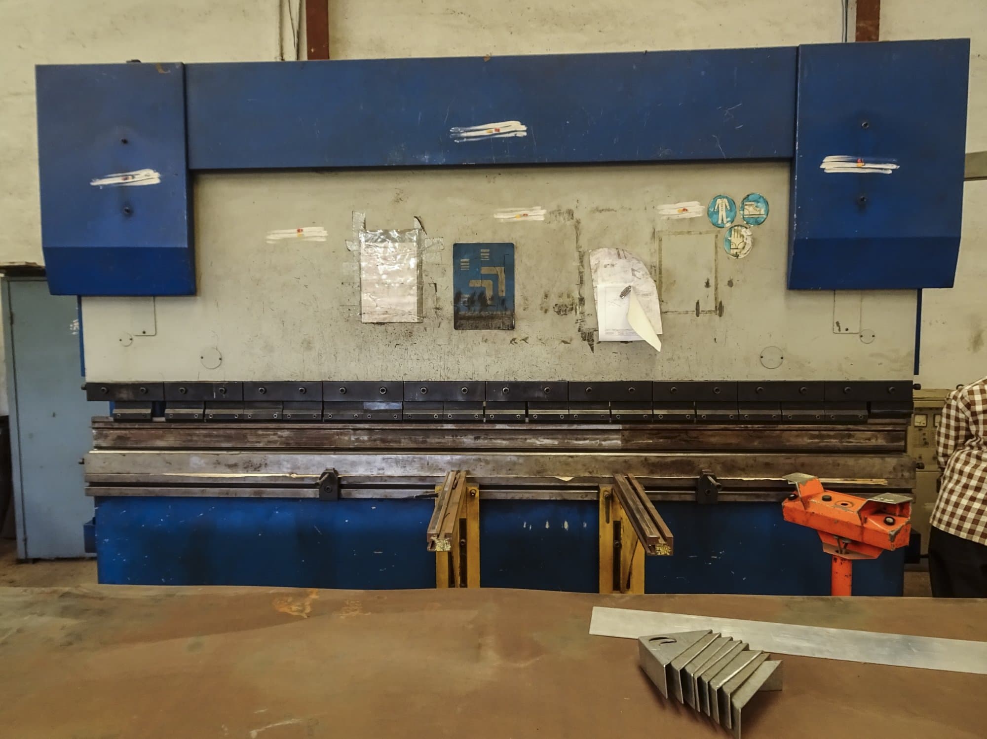 Front view of Hindustan Hydraulics EHP 110 Machine