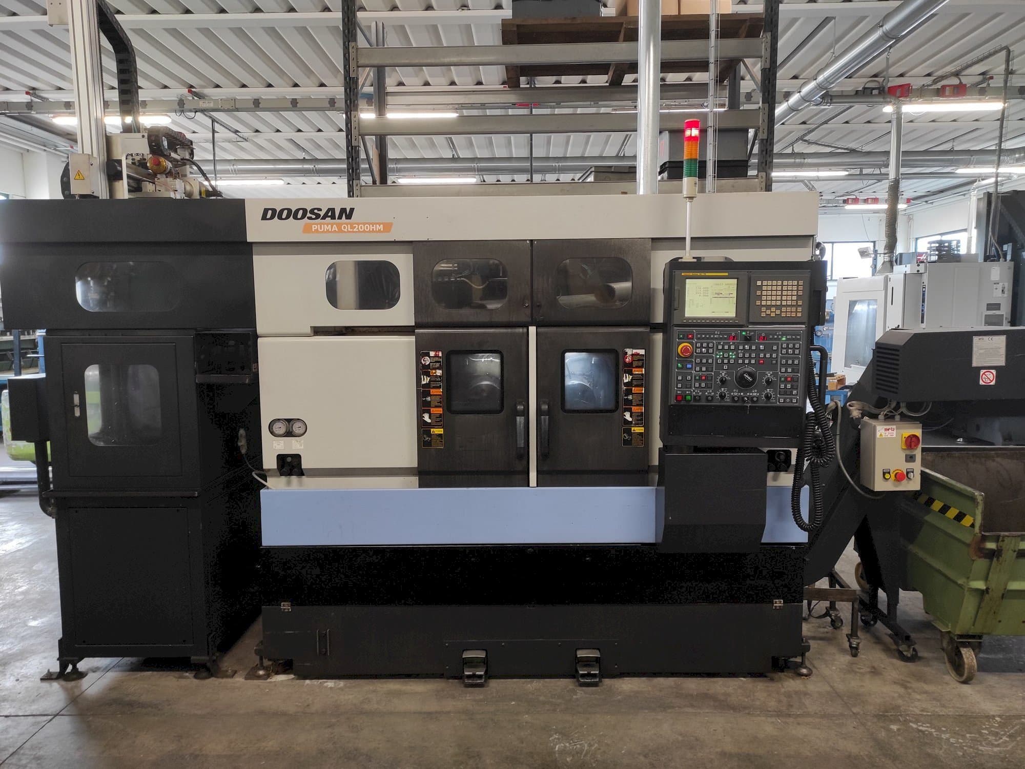 Front view of Doosan Puma QL200HM machine