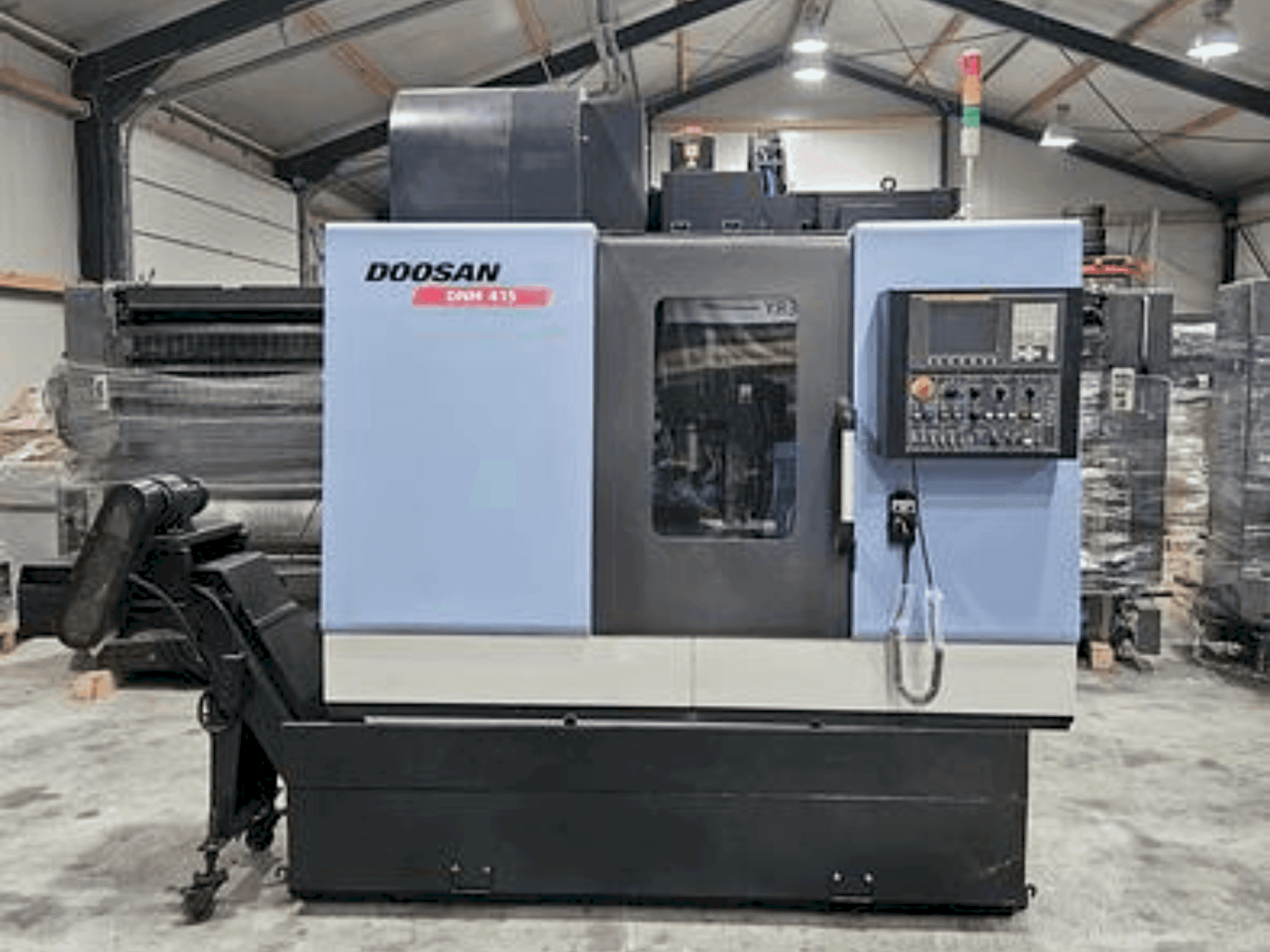 Front view of DOOSAN DNM 415 (2015) machine