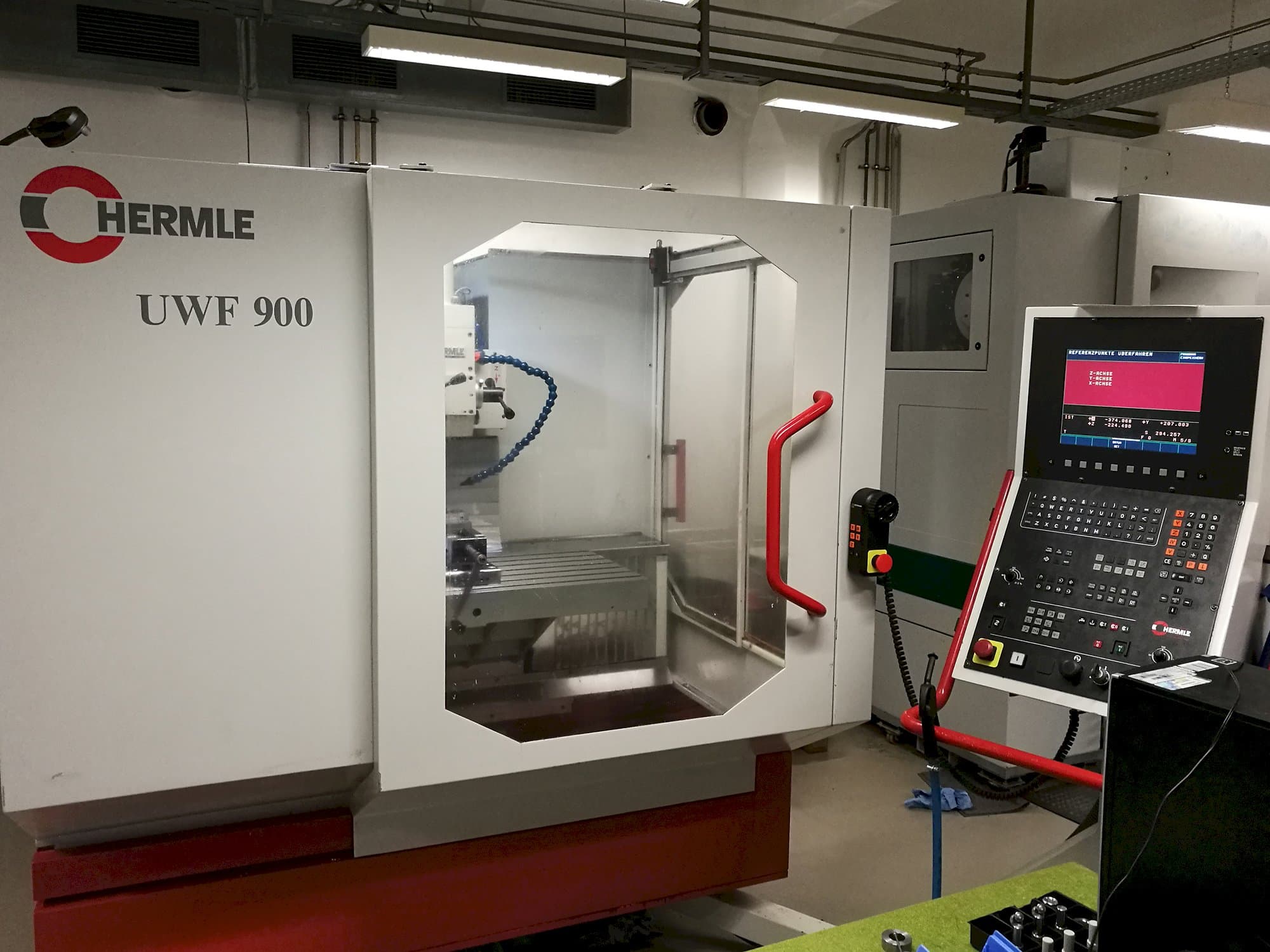 Left view of HERMLE UWF 900 Machine