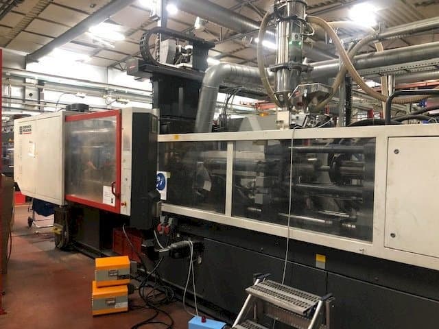 Front view of FERROMATIK MILACRON K320 machine