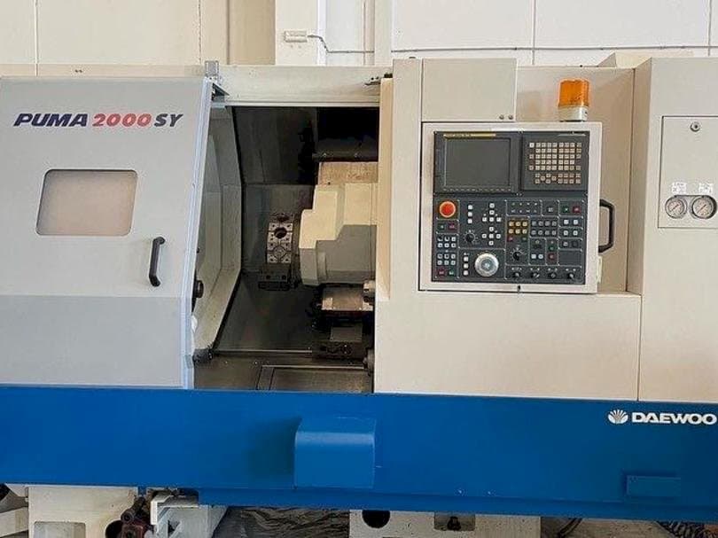 Front view of Doosan Puma 2000SY machine