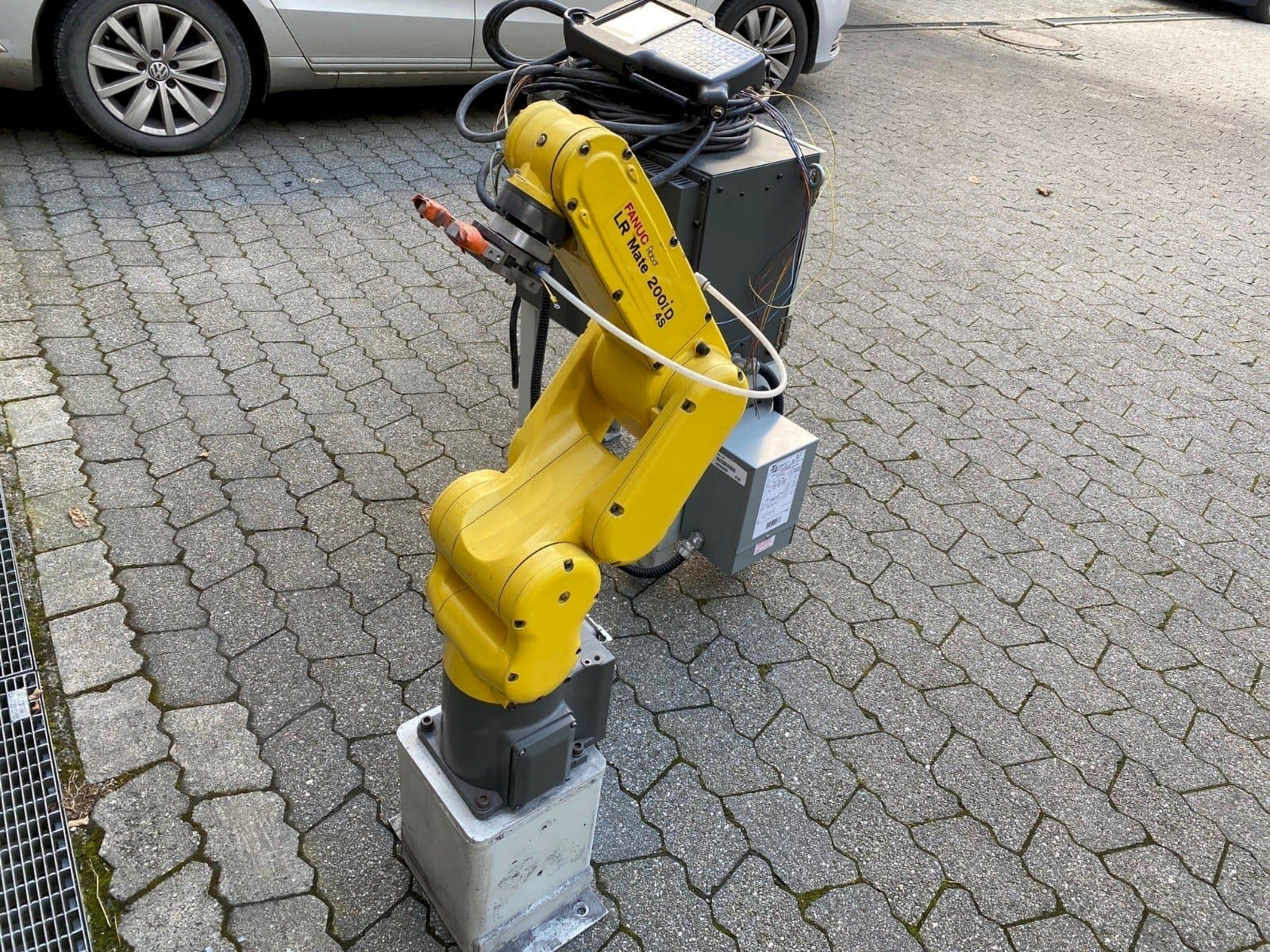 Front view of FANUC LR Mate 200iD/4S machine