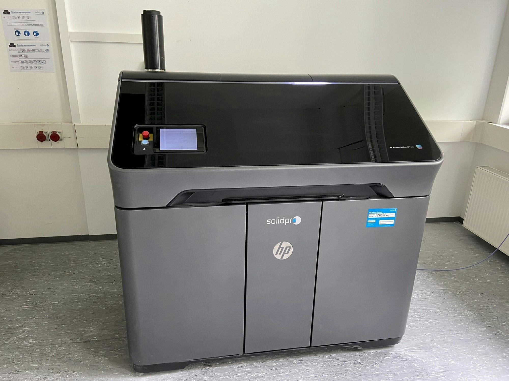 Front view of HP Jet Fusion 580 Color 3D printer  machine