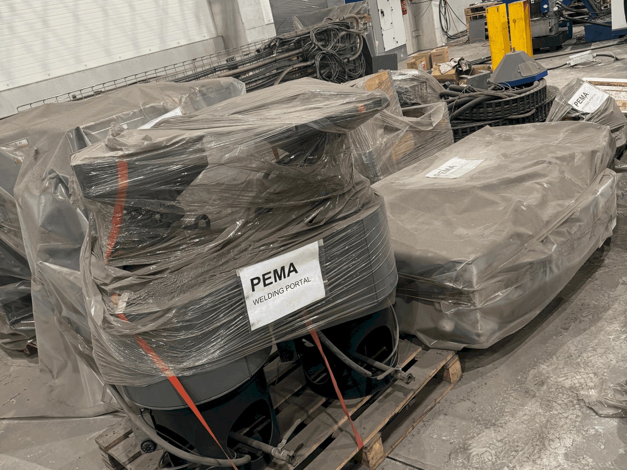 Front view of PEMA Column & Boom HD 4x4 Twin SAW machine