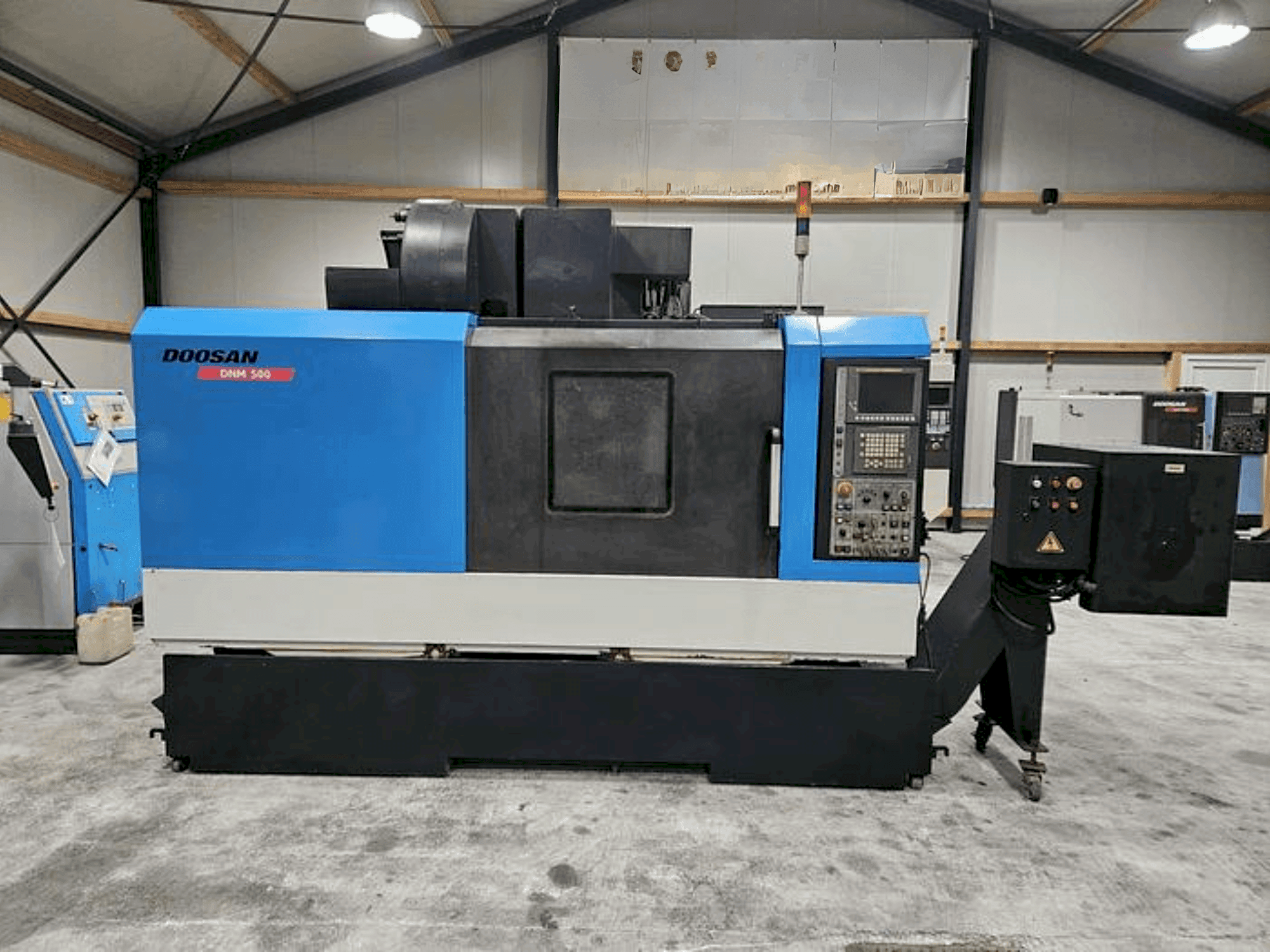 Front view of DOOSAN DNM 500 machine