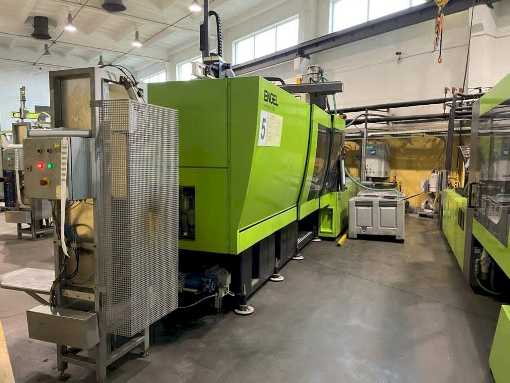 Front view of ENGEL e-motion 2440/380 T machine