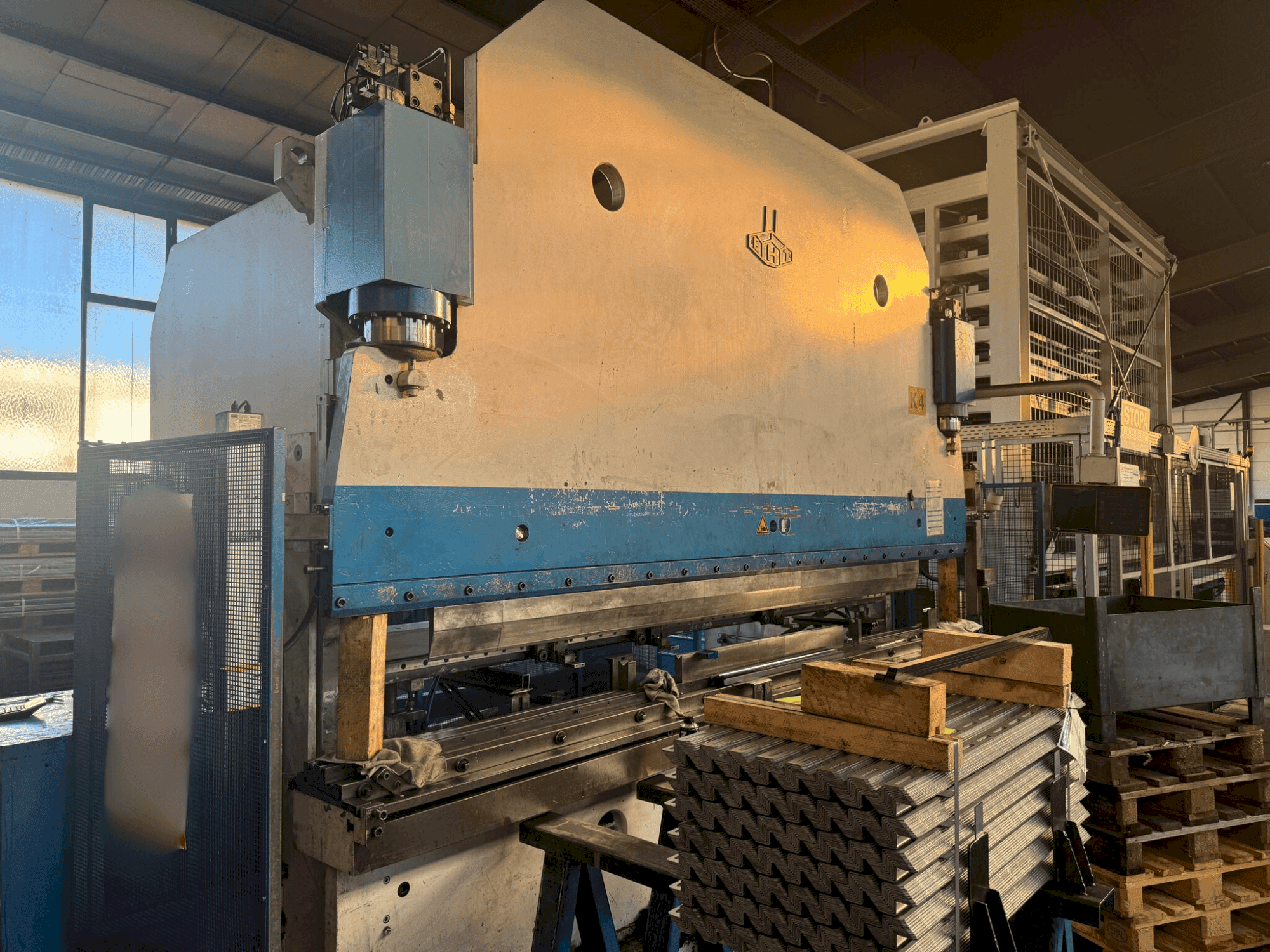 Front view of EHT EHPS 15-40  machine