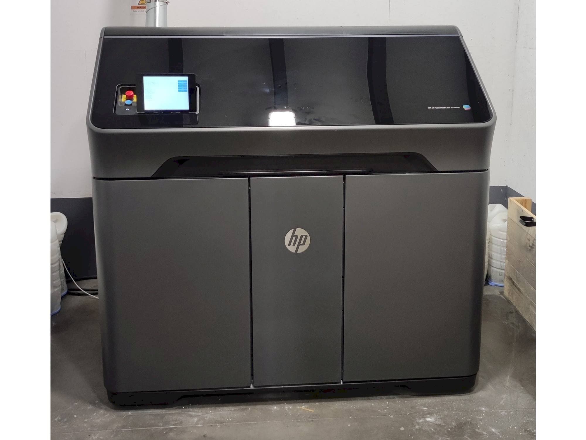 Front view of HP MJF 580 machine