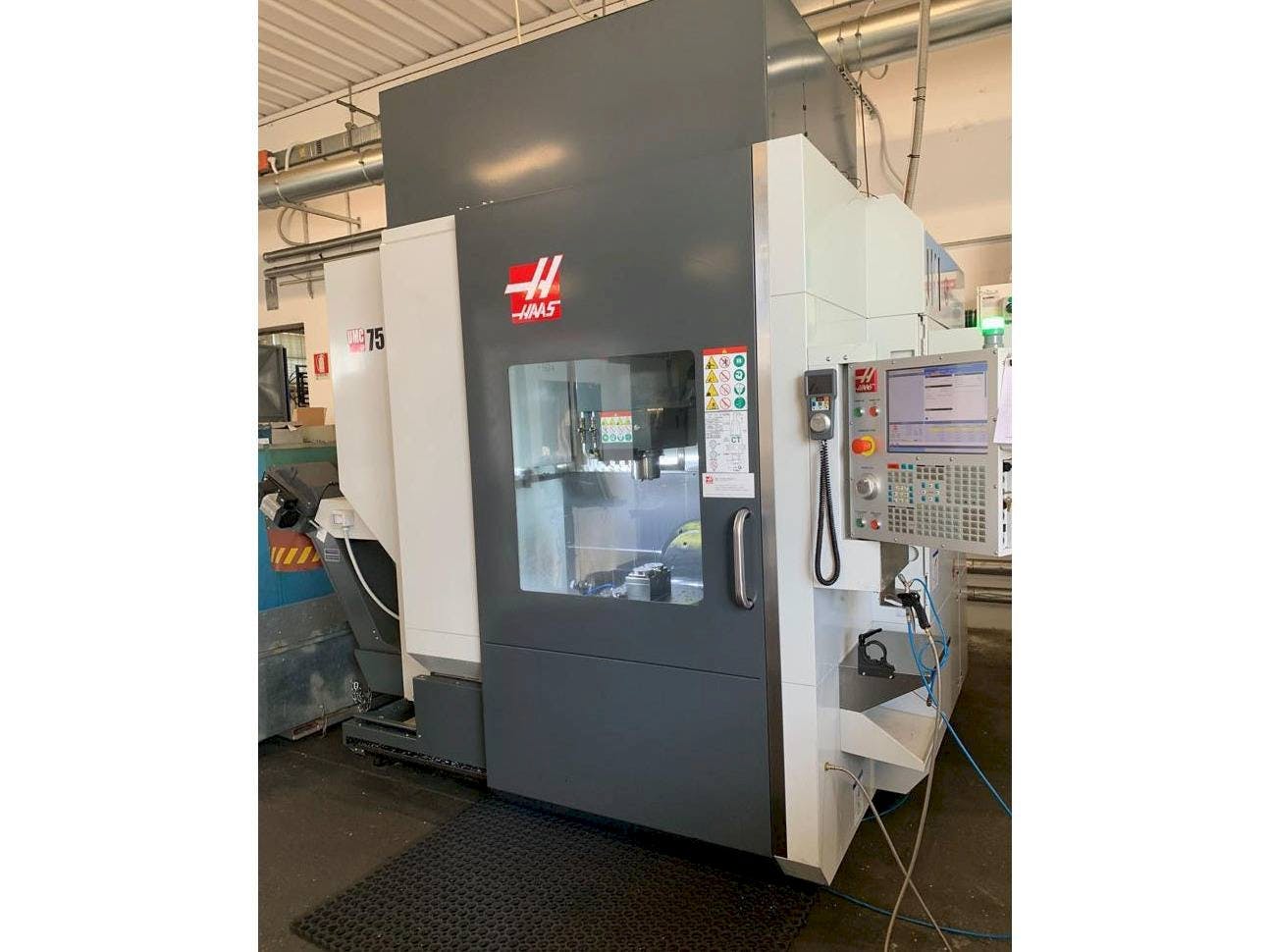 Front view of HAAS UMC 750SS  machine