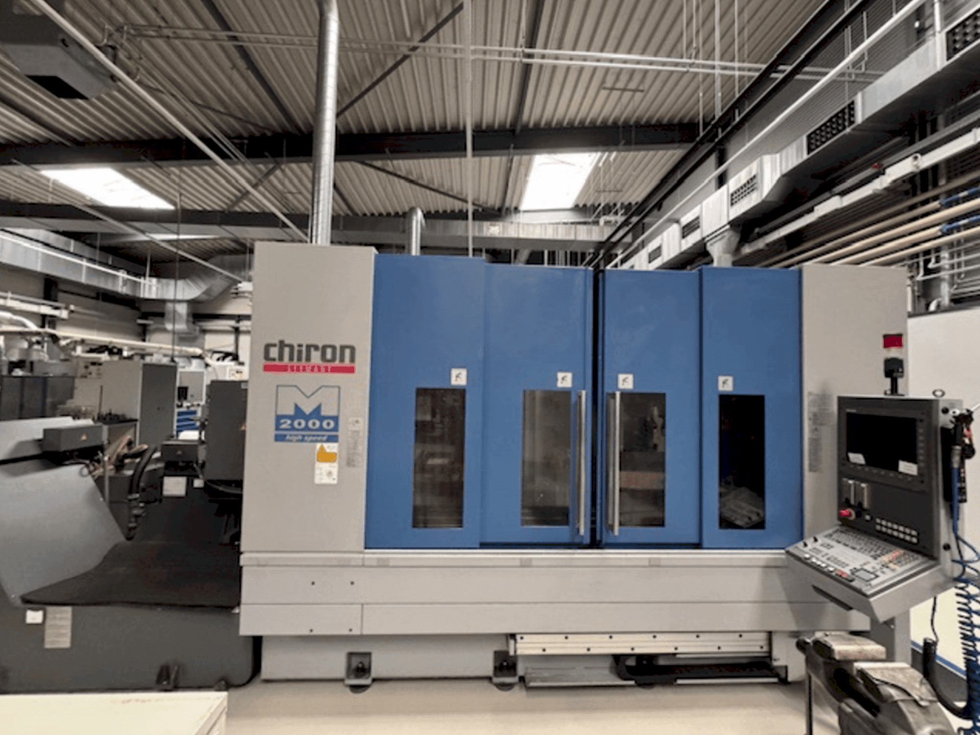 Front view of CHIRON Mill 2000  machine