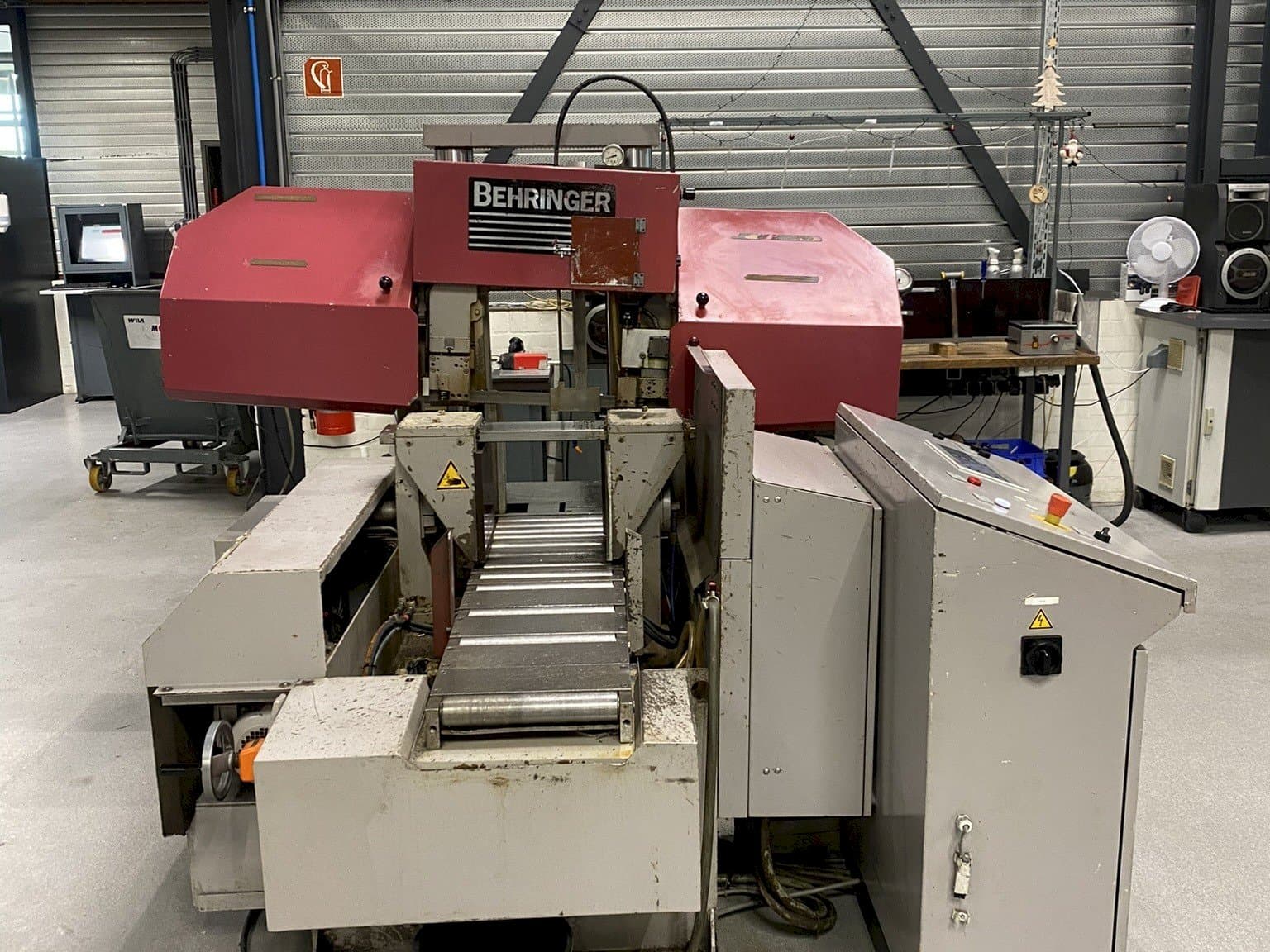 Front view of Behringer HPB 303A machine