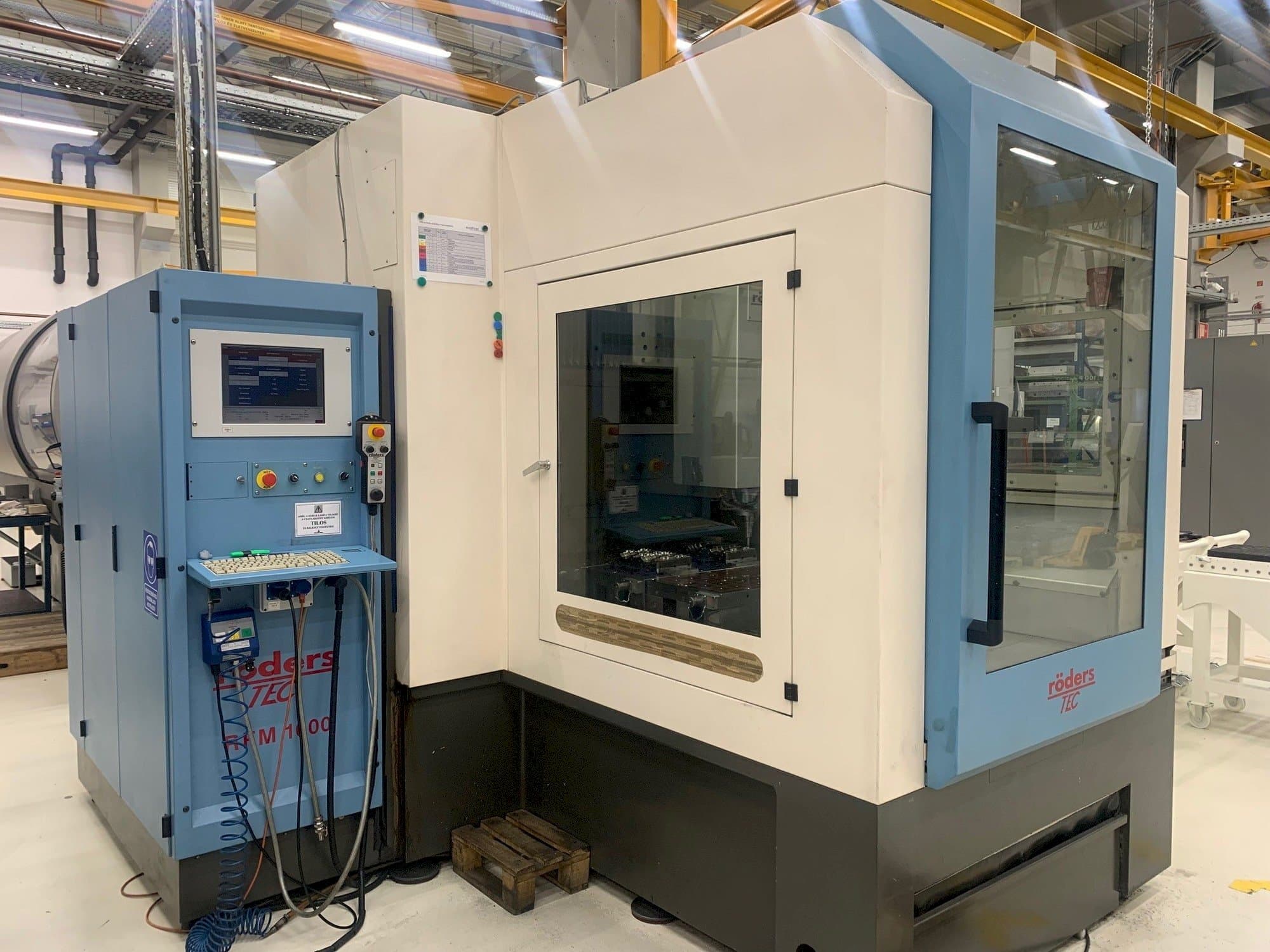Front view of Roders RFM 1000-2 machine