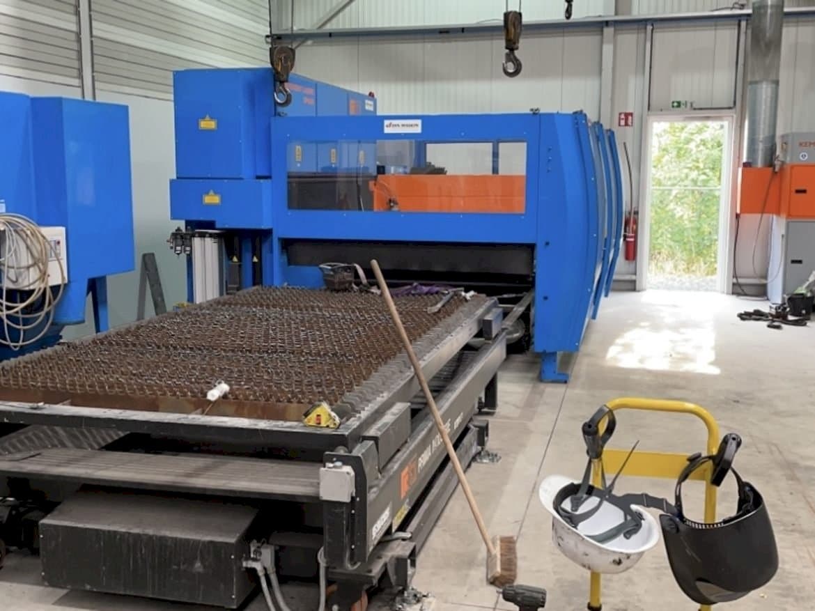 Front view of Prima Industrie Platino 1530 machine