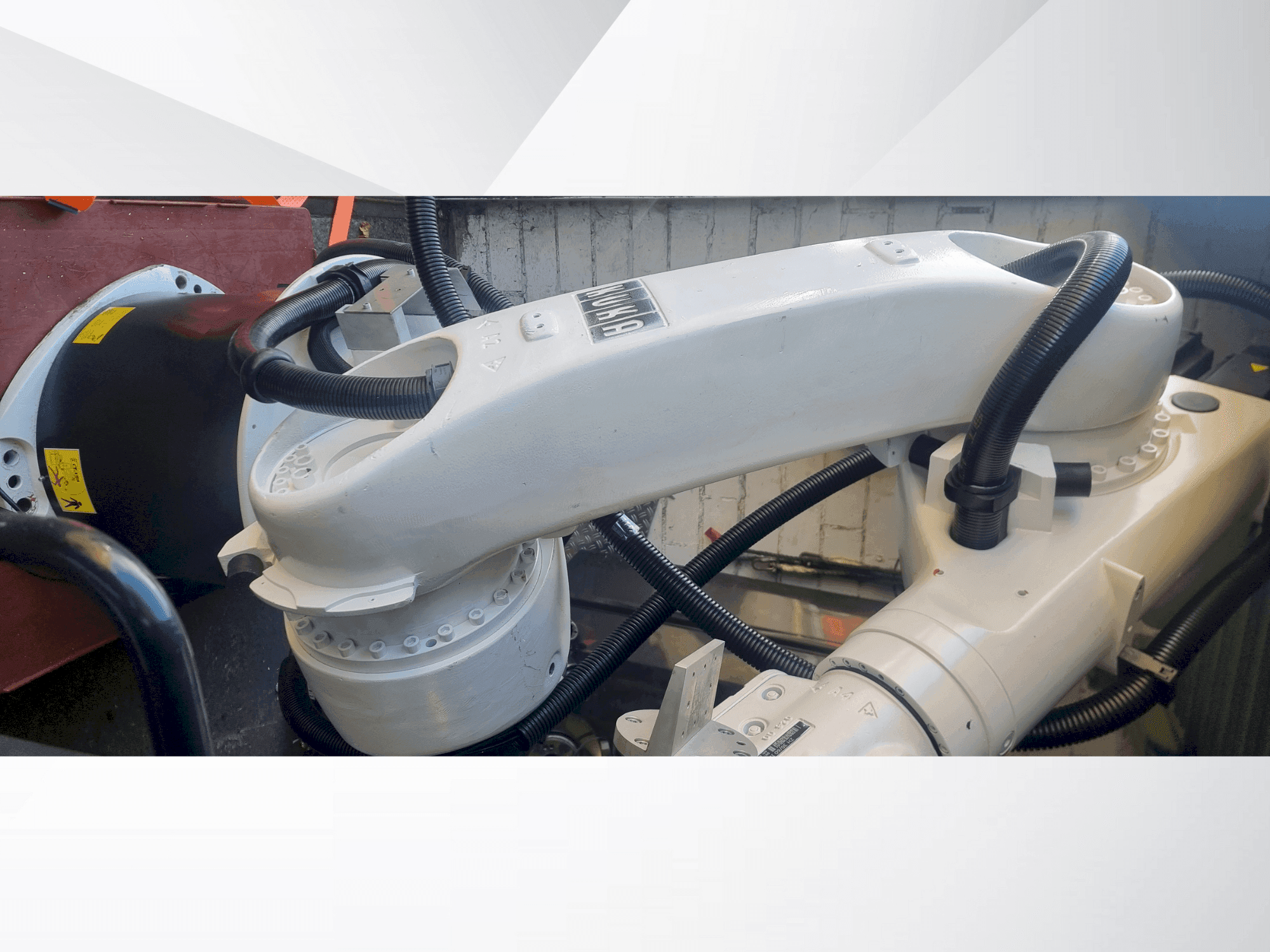 Front view of KUKA Kr30-3 machine