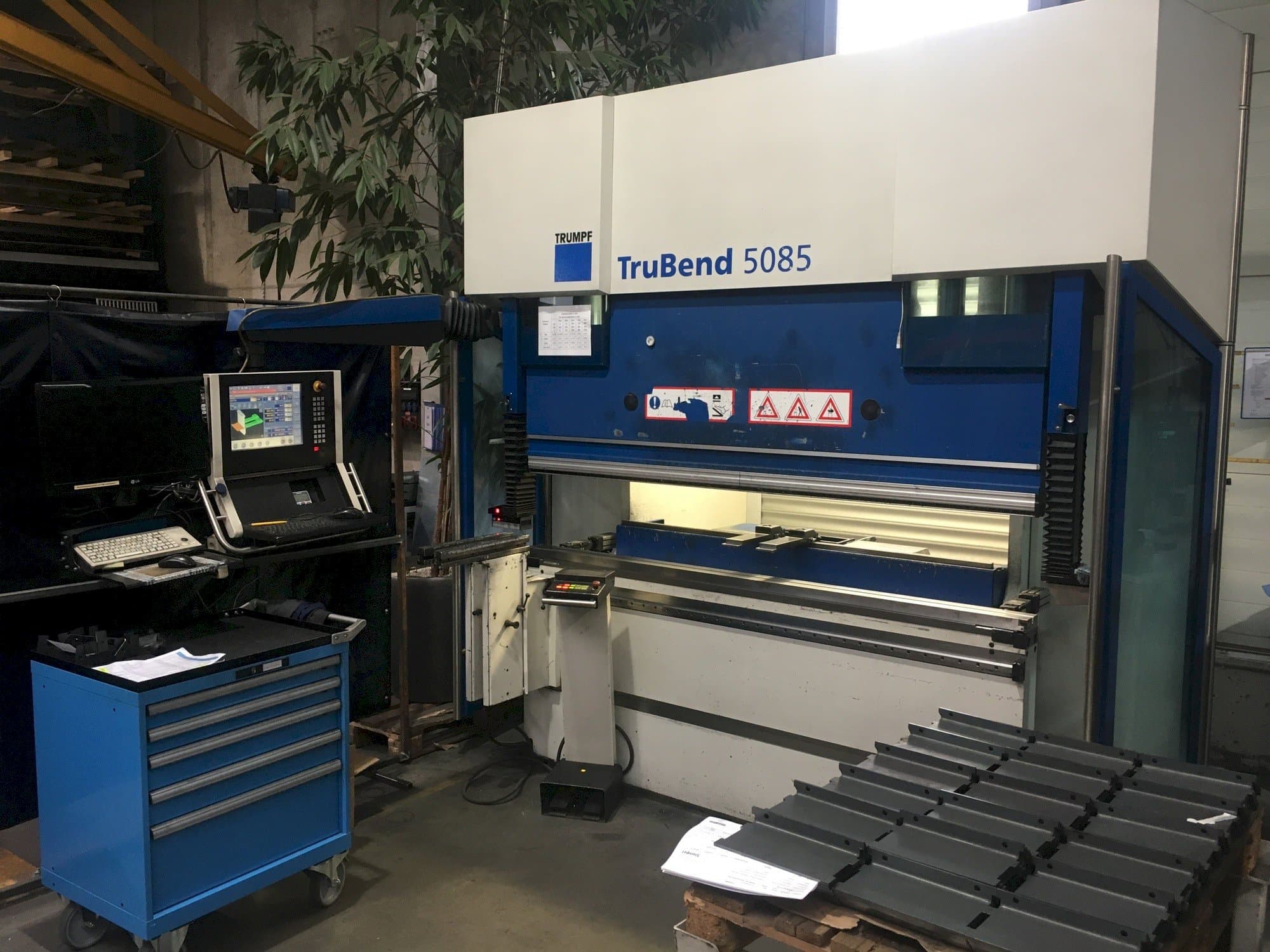 Right view of Trumpf TruBend 5085X  machine