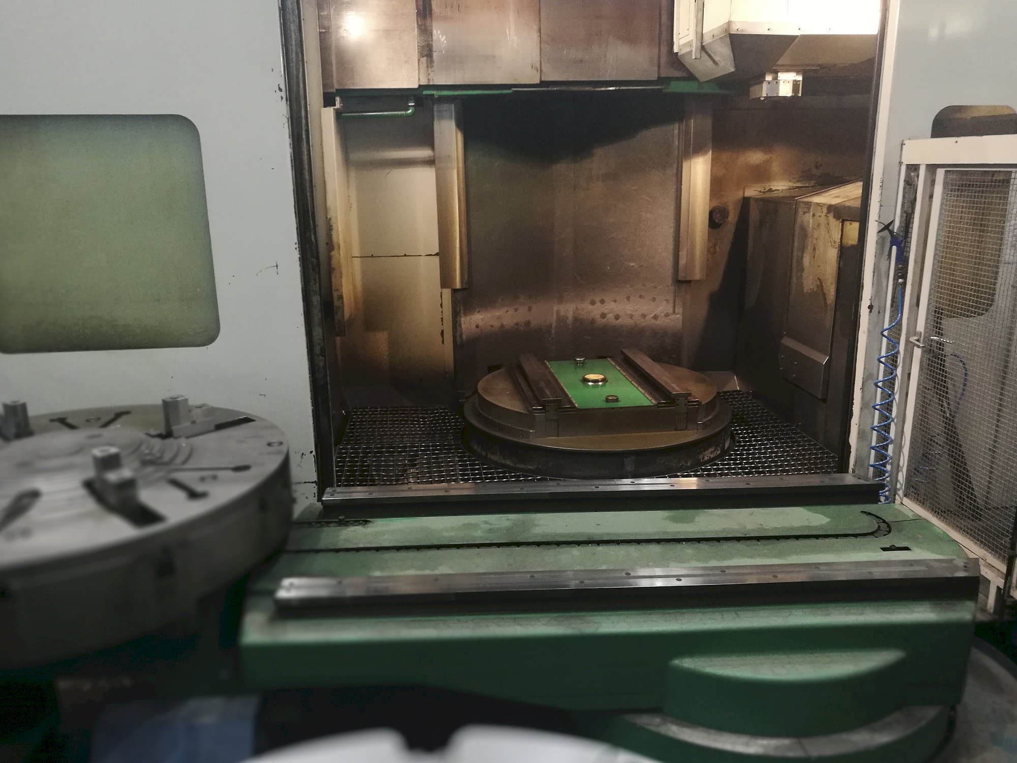 Working room of DÖRRIES SCHARMANN VCE 2000/180 FC-MC Machine