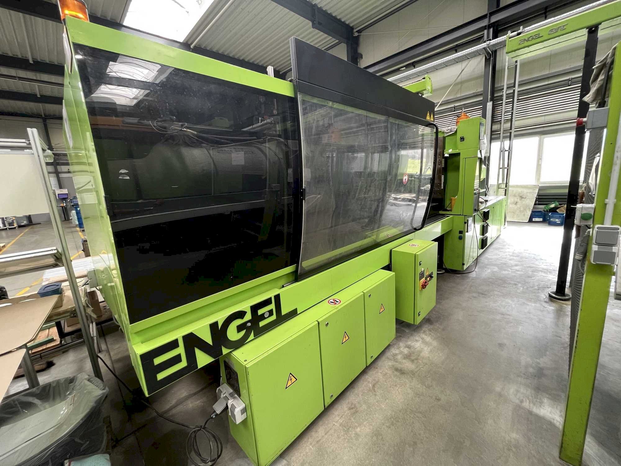 Front view of Engel VIC 2550/400 TECH machine
