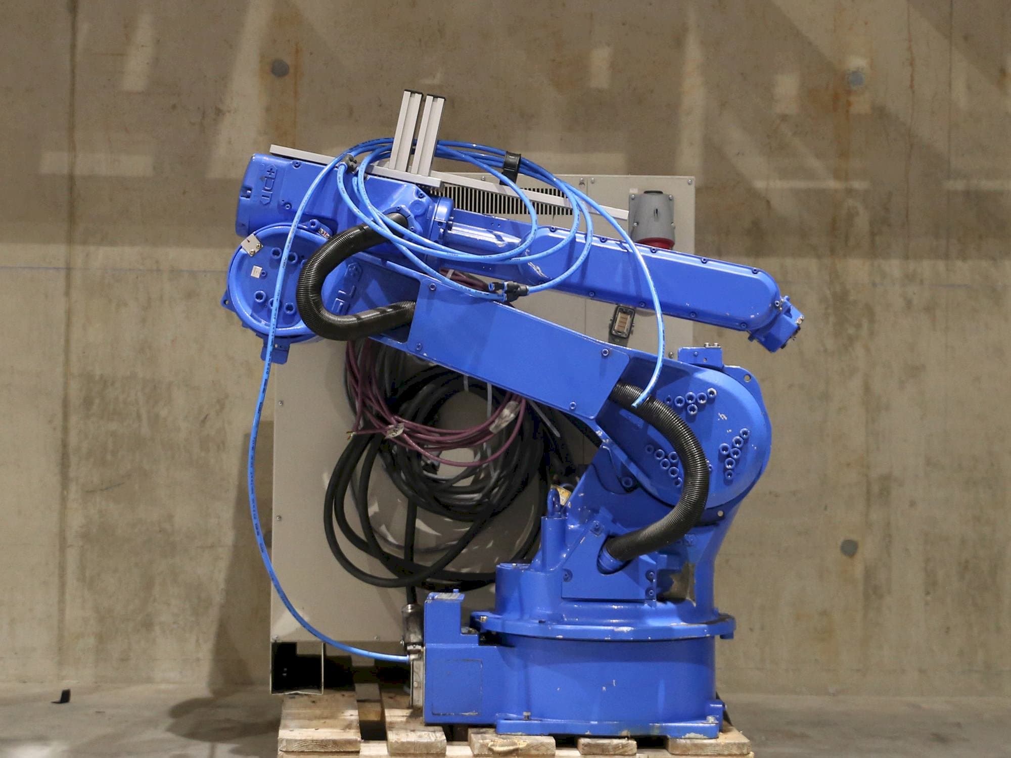 Front view of Yaskawa Motoman HP20D machine