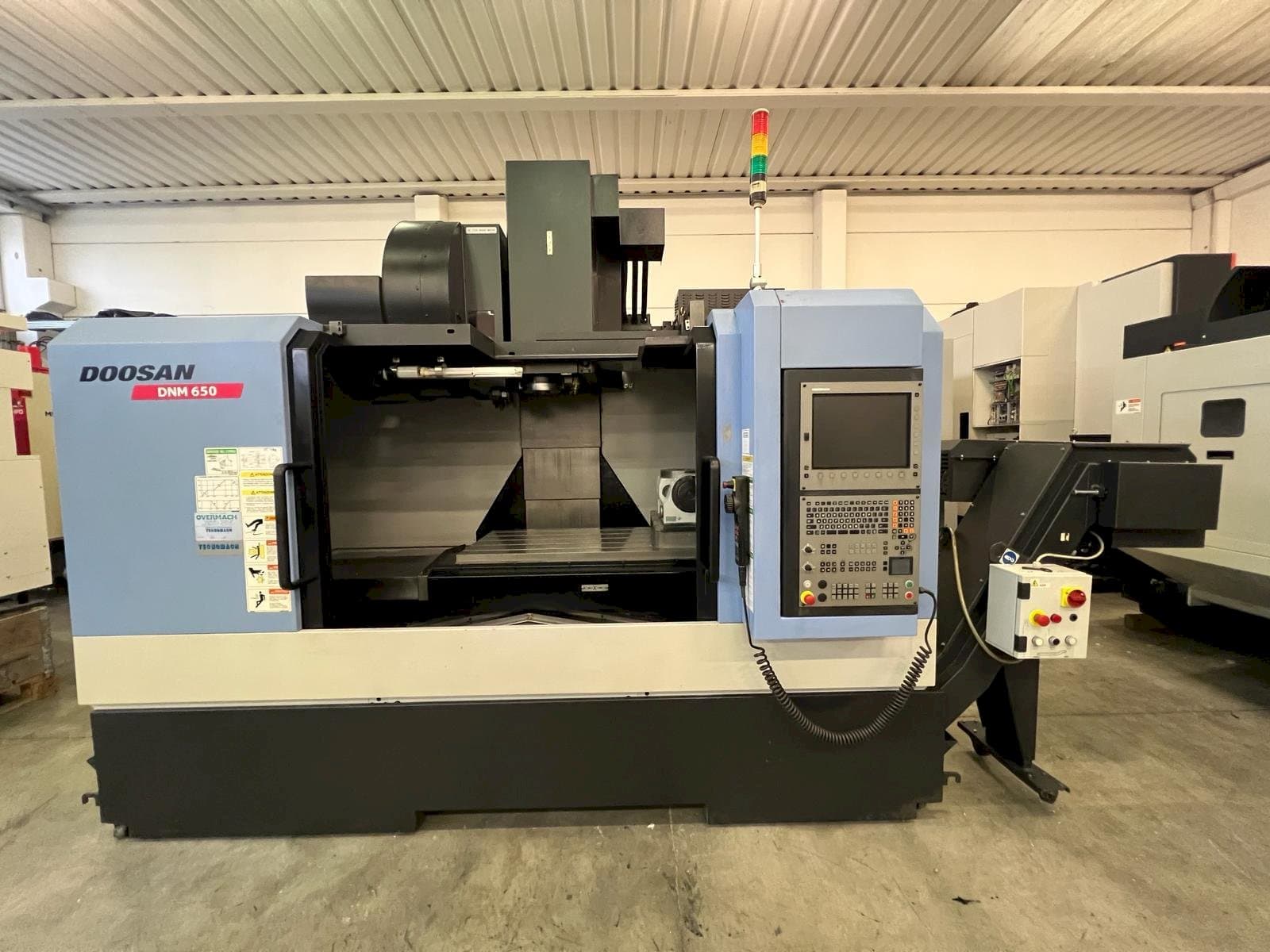 Front view of DOOSAN DNM 650 machine
