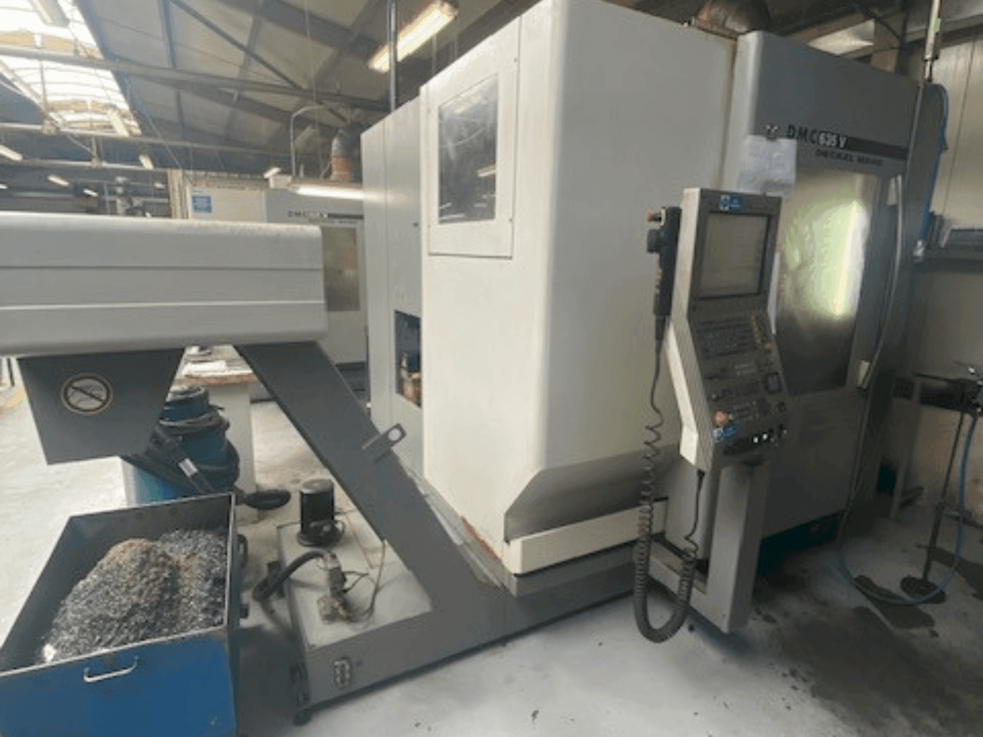 Front view of DMG DECKEL MAHO DMC 635V machine