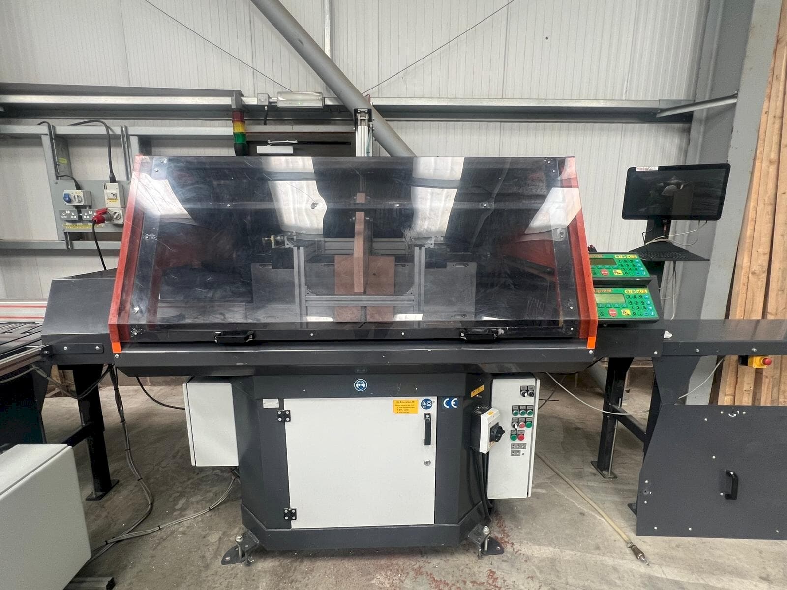 Front view of TIGER UKA 600 Cross cut installation machine