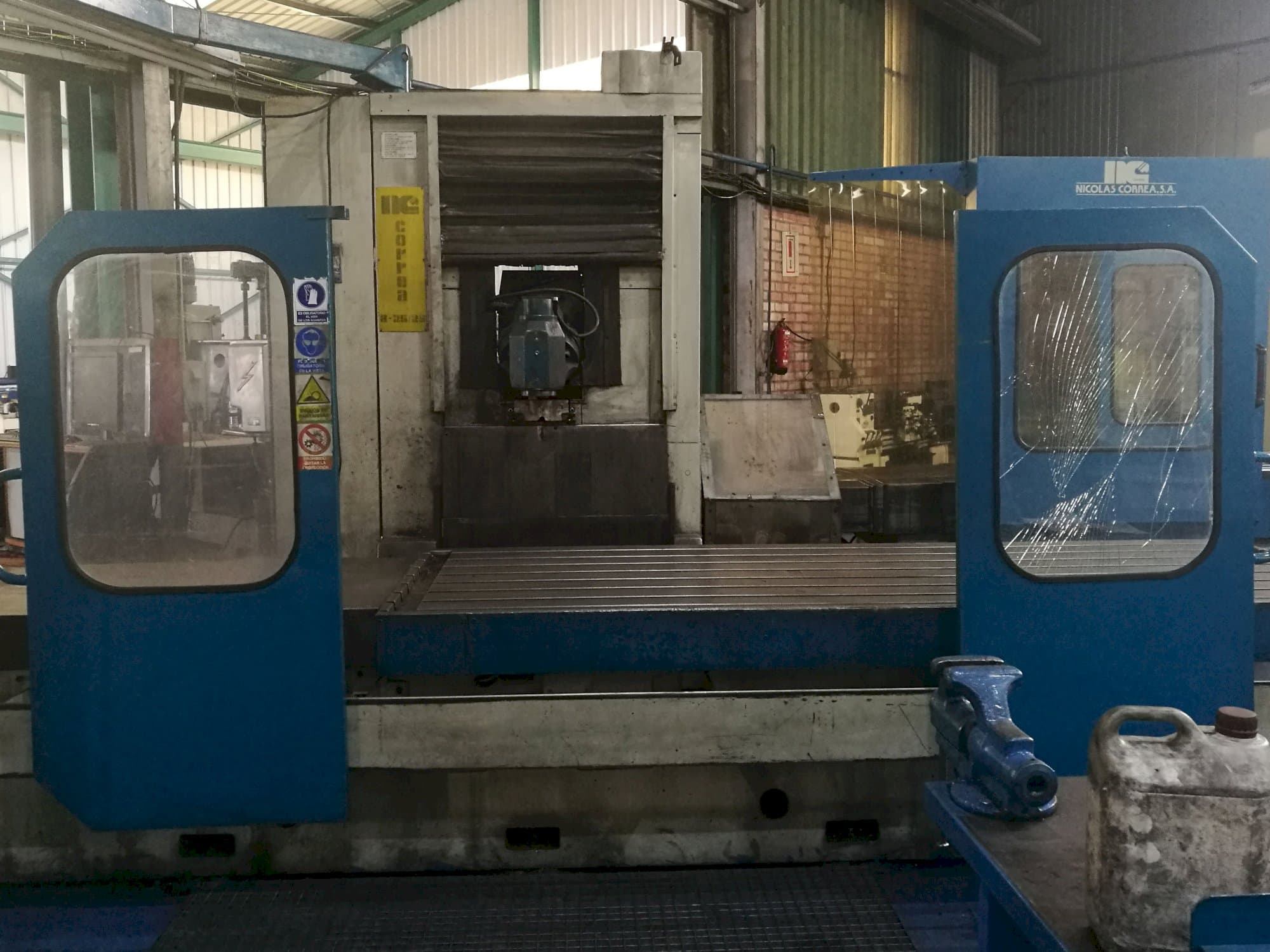 Front view of Correa A25-25 Machine