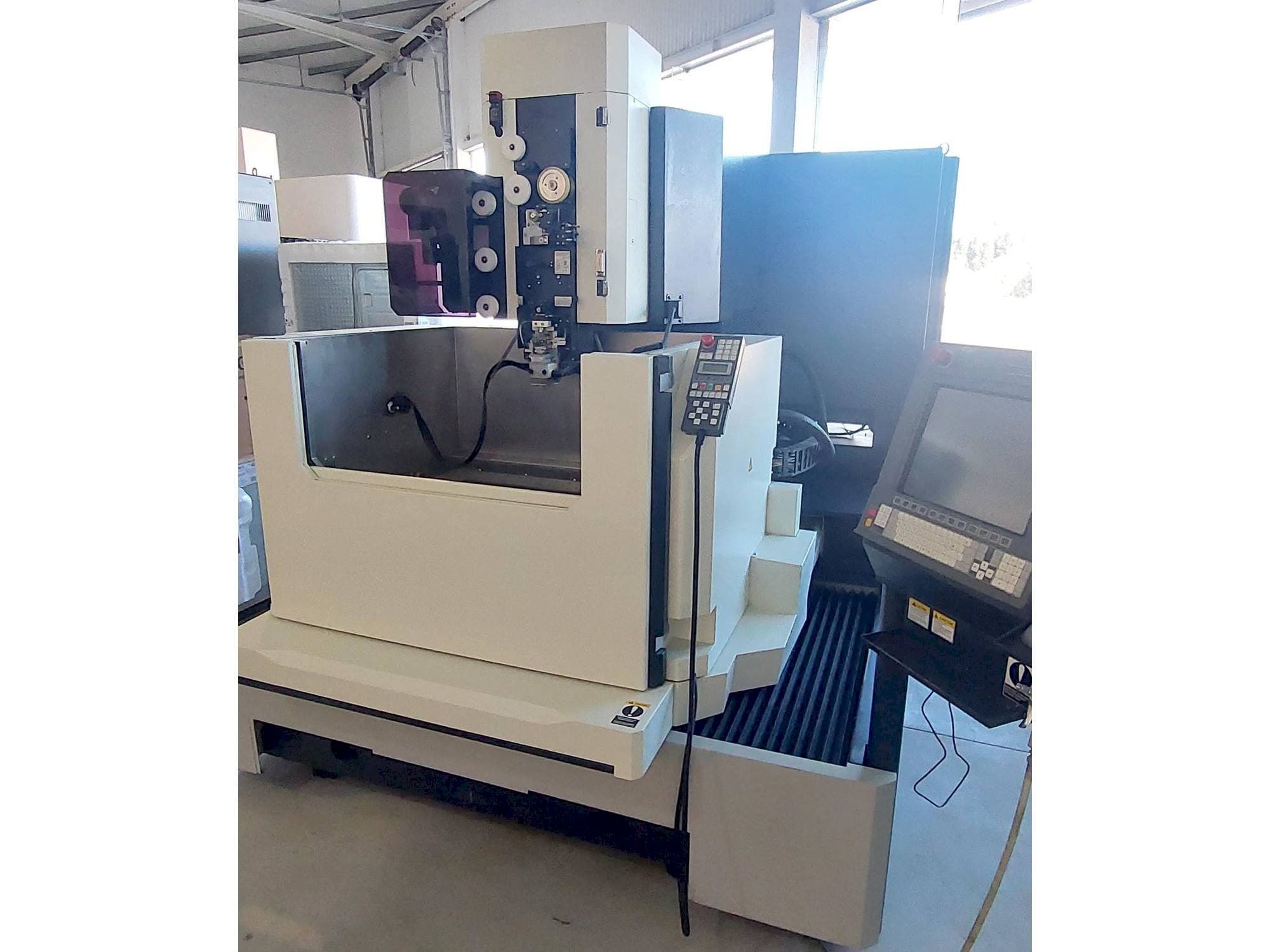 Front view of Makino DUO 64  machine