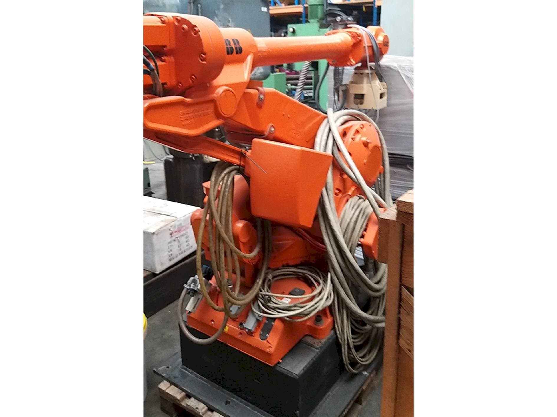 Front view of ABB IRB 4400 machine