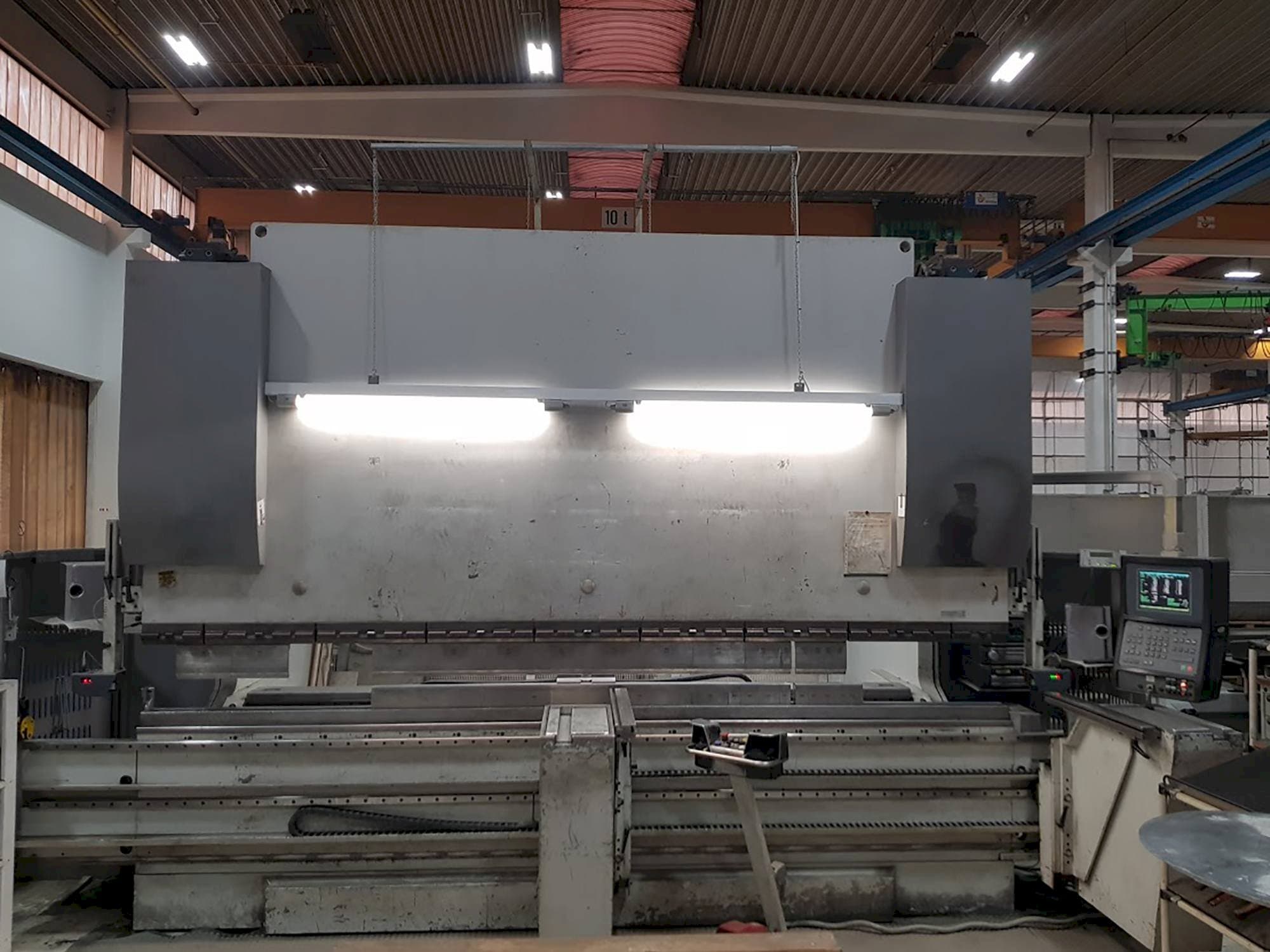 Front view of EHT Multipress 300-40  machine