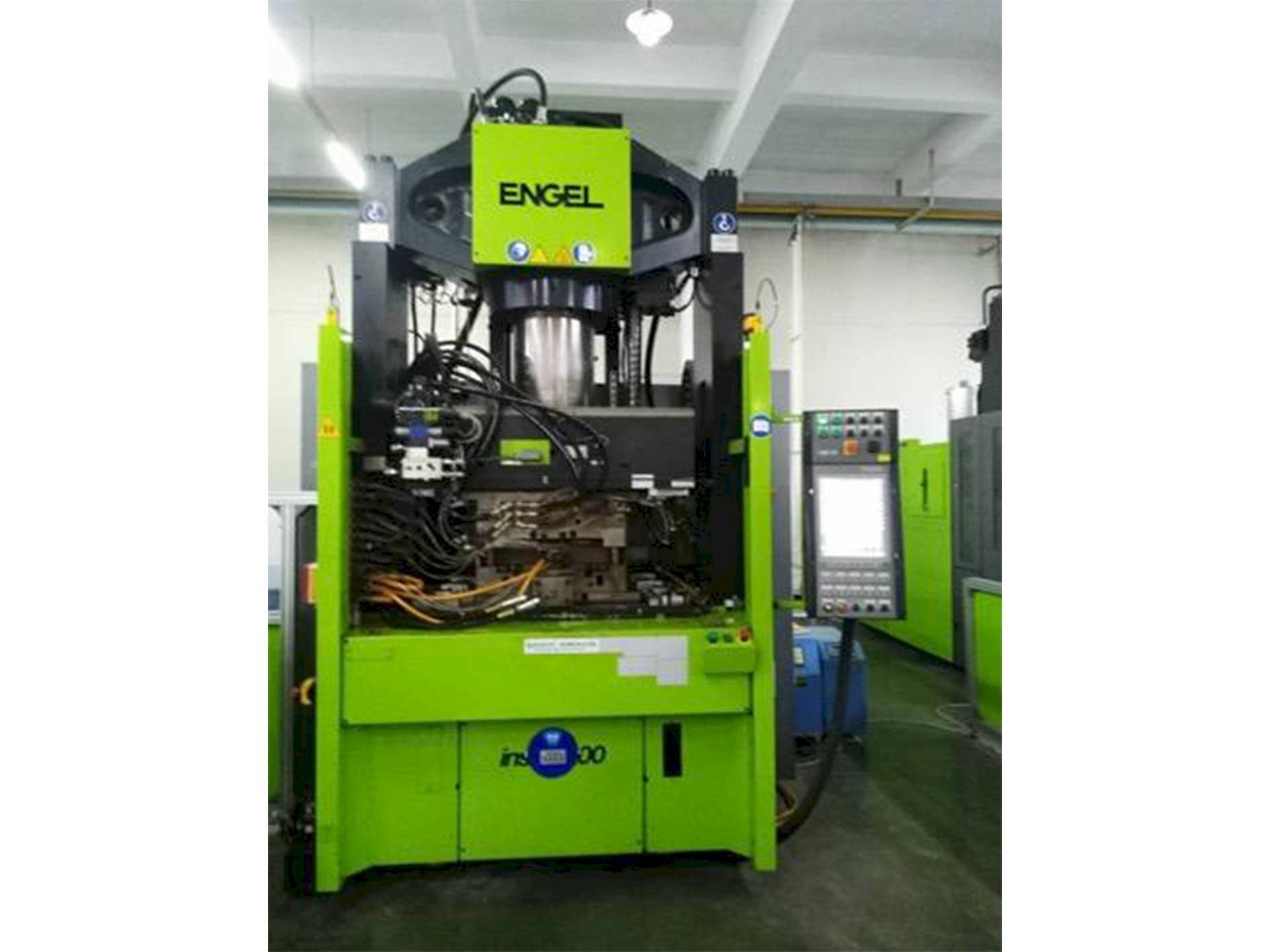 Front view of ENGEL insert 2550H/200 with MuCell machine