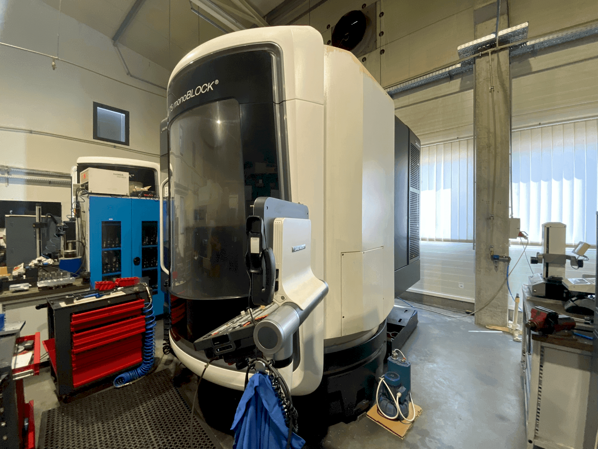 Front view of DMG MORI DMU 75 MonoBlock machine