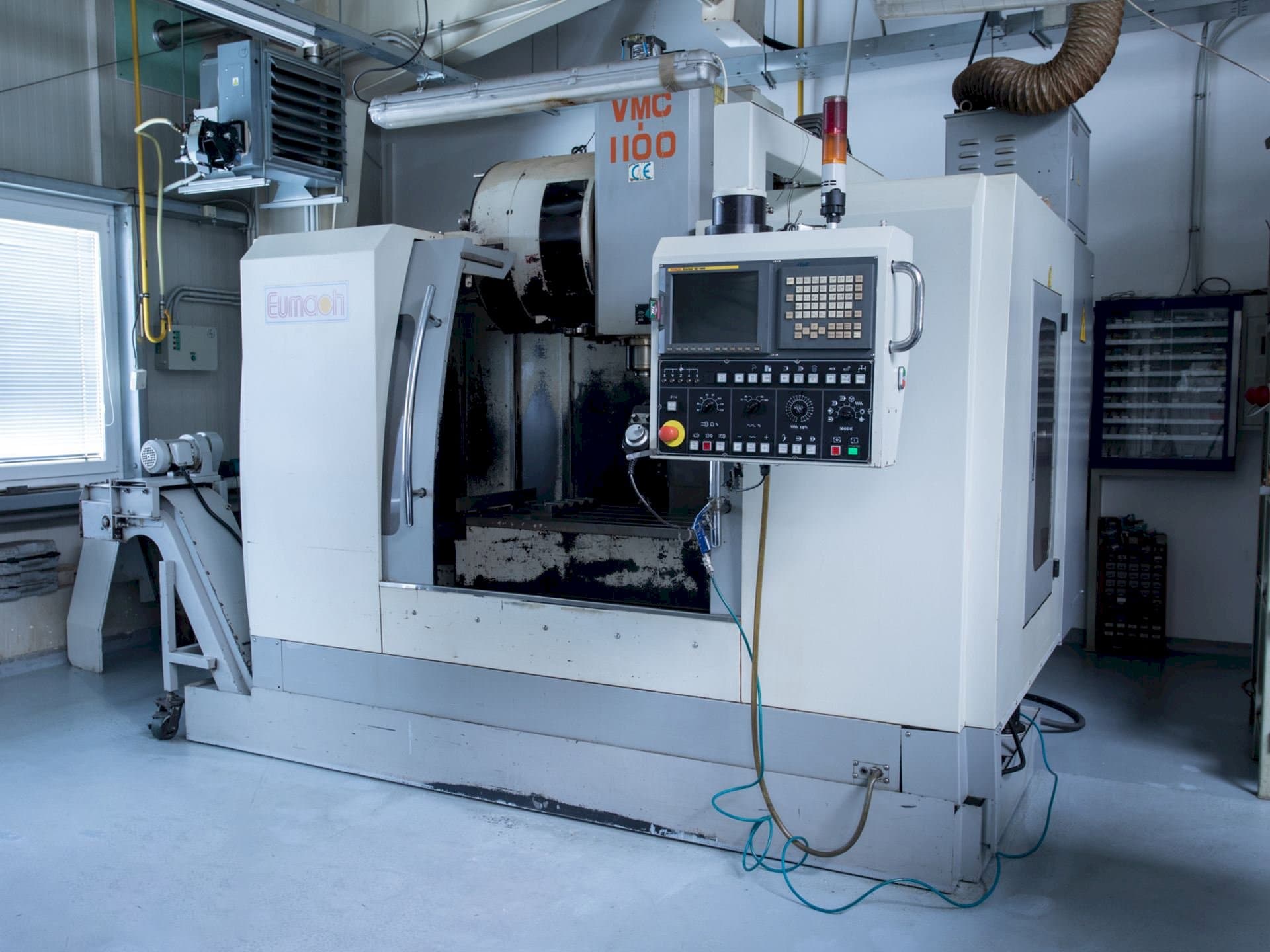 Front view of Eumach VMC 1100 machine