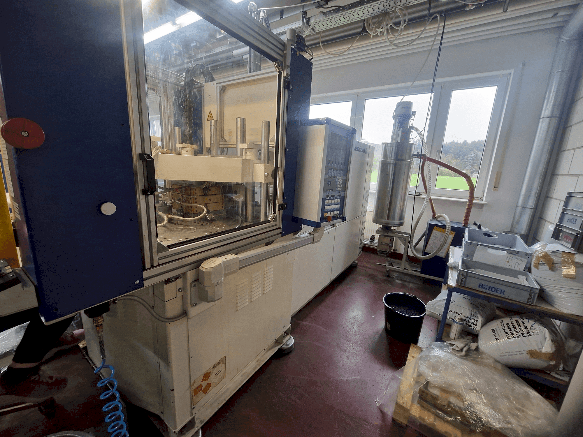 Front view of Battenfeld Vertical R60 125H (2002) machine