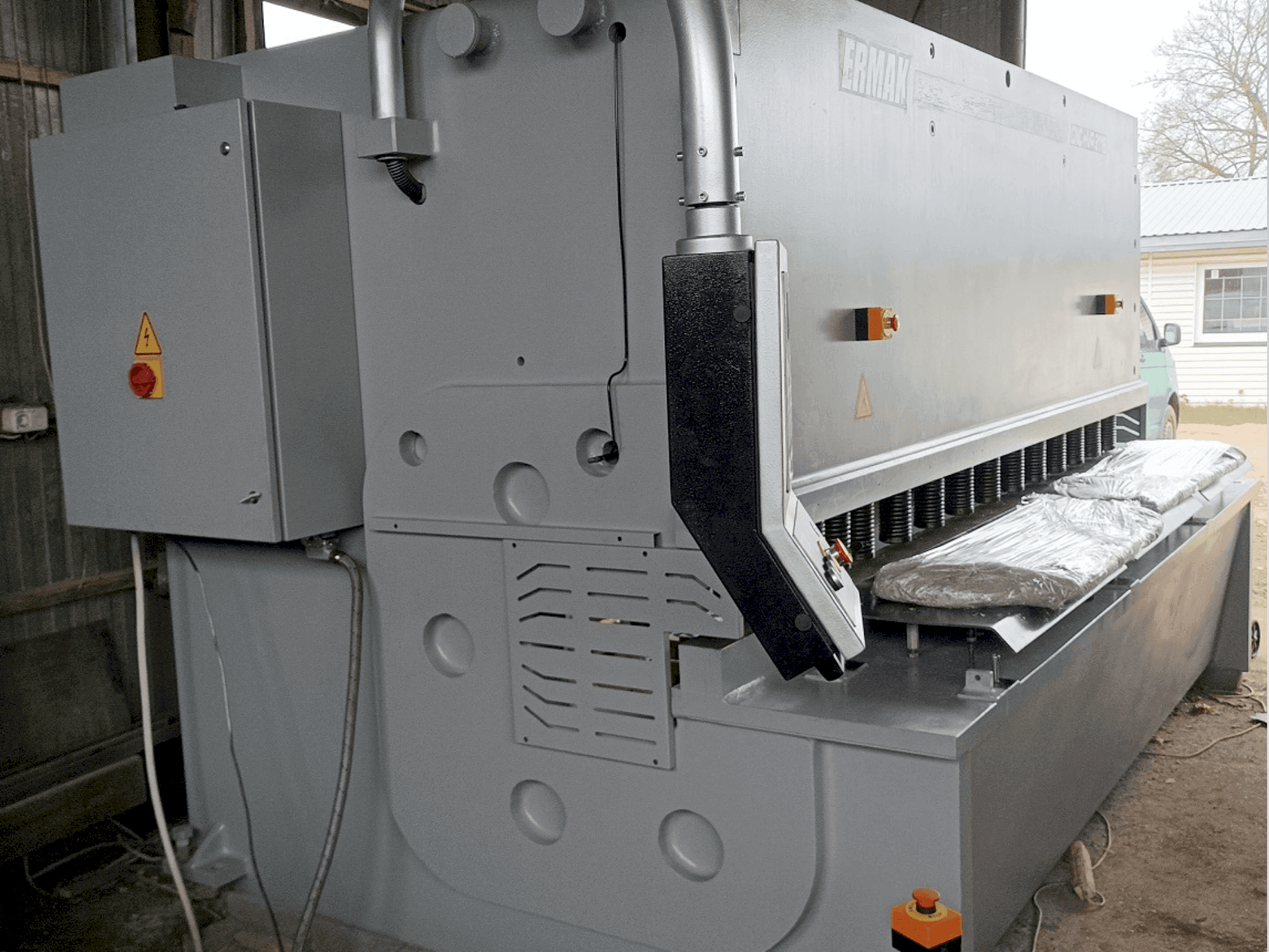 Front view of ERMAKSAN HVR 3100-16 machine