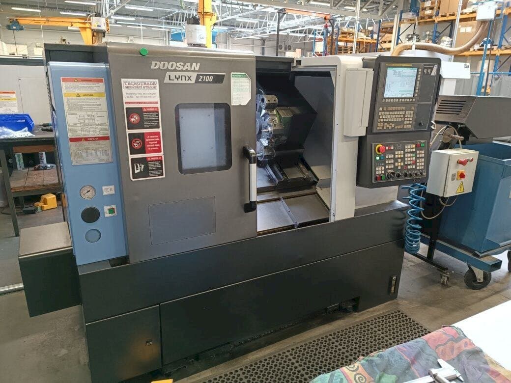 Front view of DOOSAN Lynx 2100A machine
