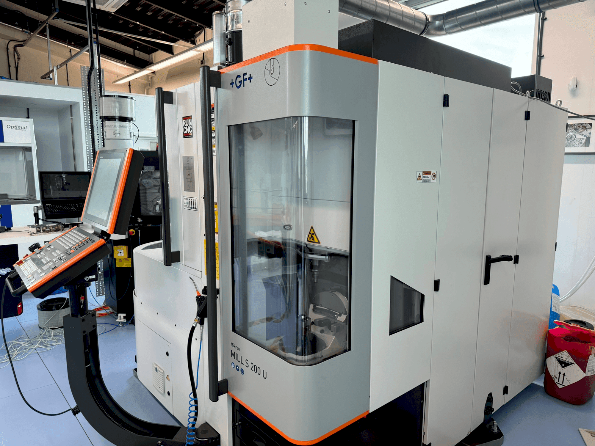 Front view of +GF+ Mikron Mill S 200U machine