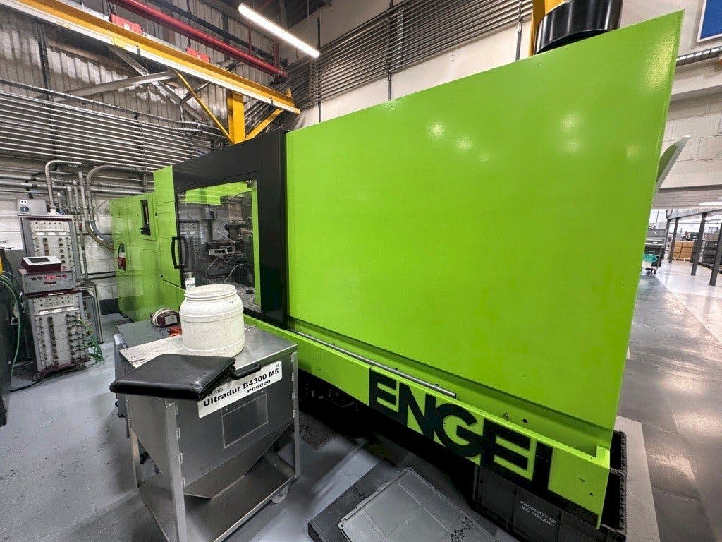 Front view of Engel Victory 650/180 Tech  machine