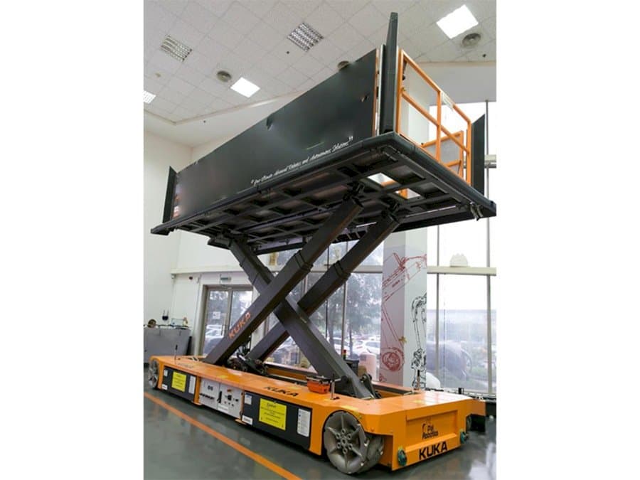 Front view of KUKA KoM TL-3 E575 1000 machine