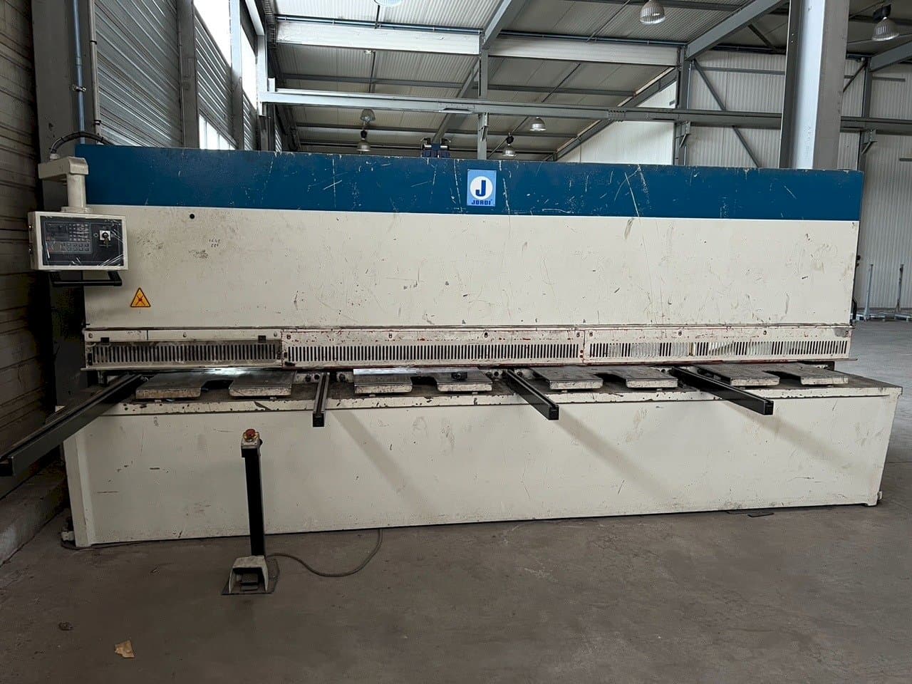 Front view of JORDI CH 413 machine