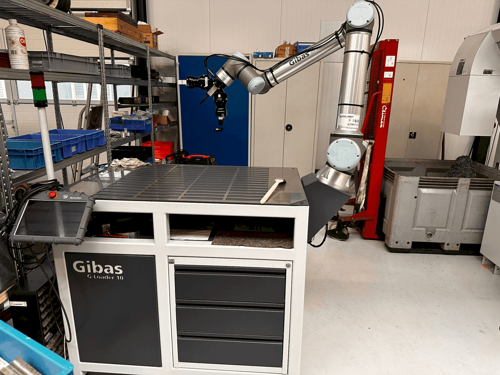 Front view of Universal Robots UR10e-Serie  machine