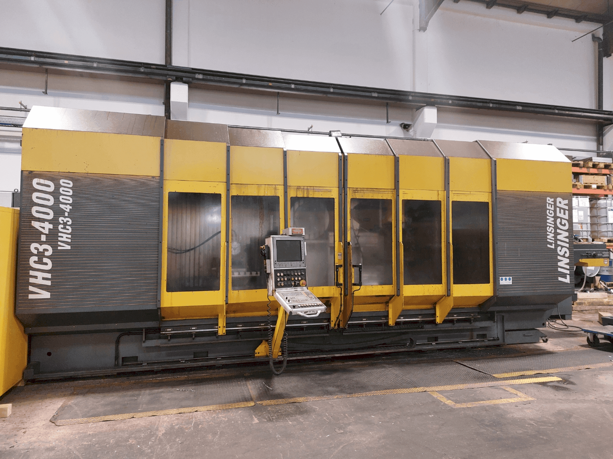 Front view of AXA VHC 3-4000 M/2E machine