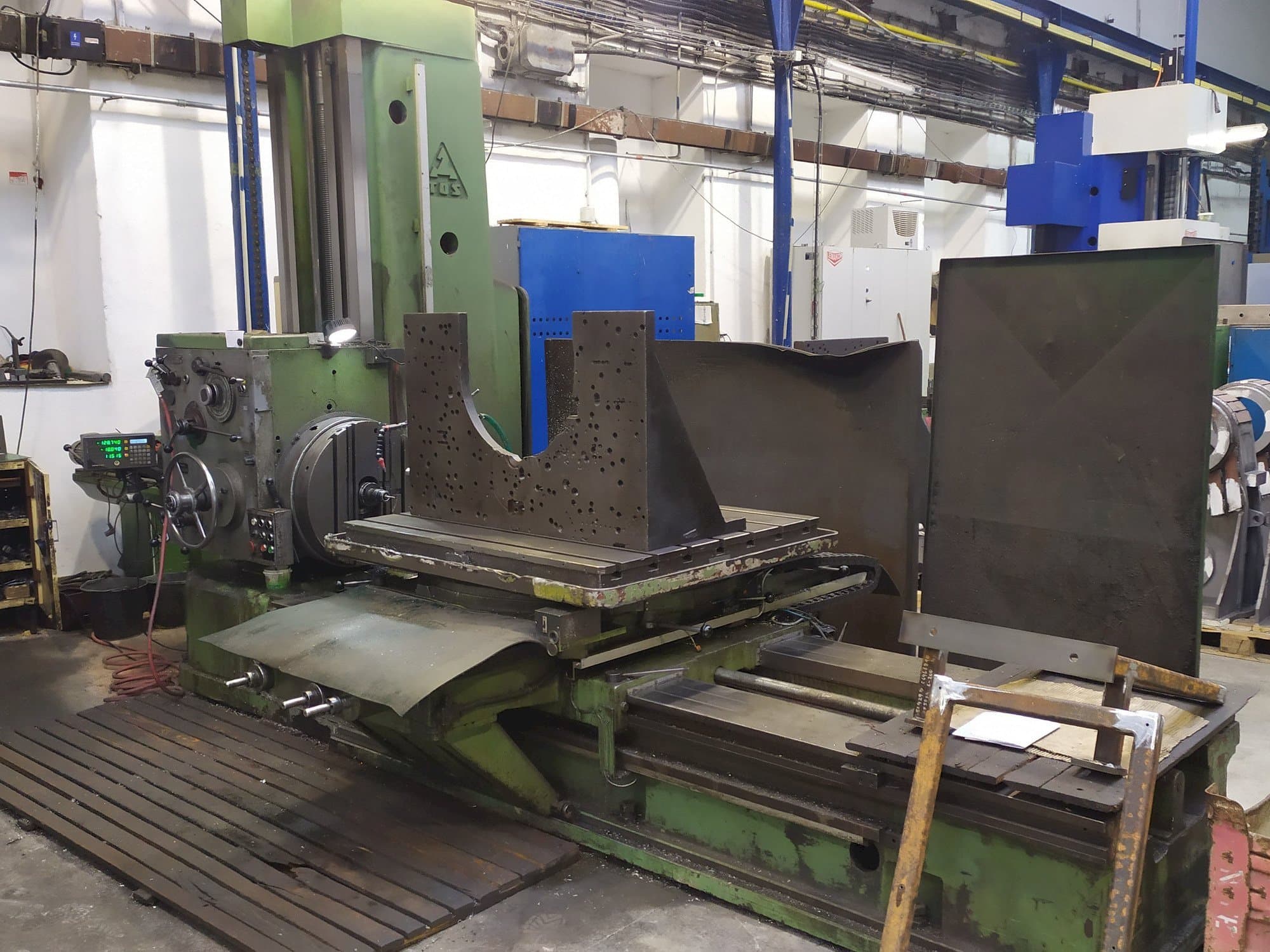 Front view of TOS H 100  machine