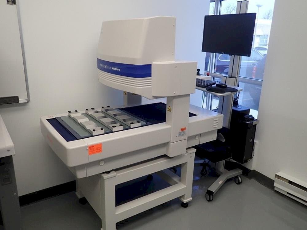 Front view of Mitutoyo QV-L404Z1L-D machine