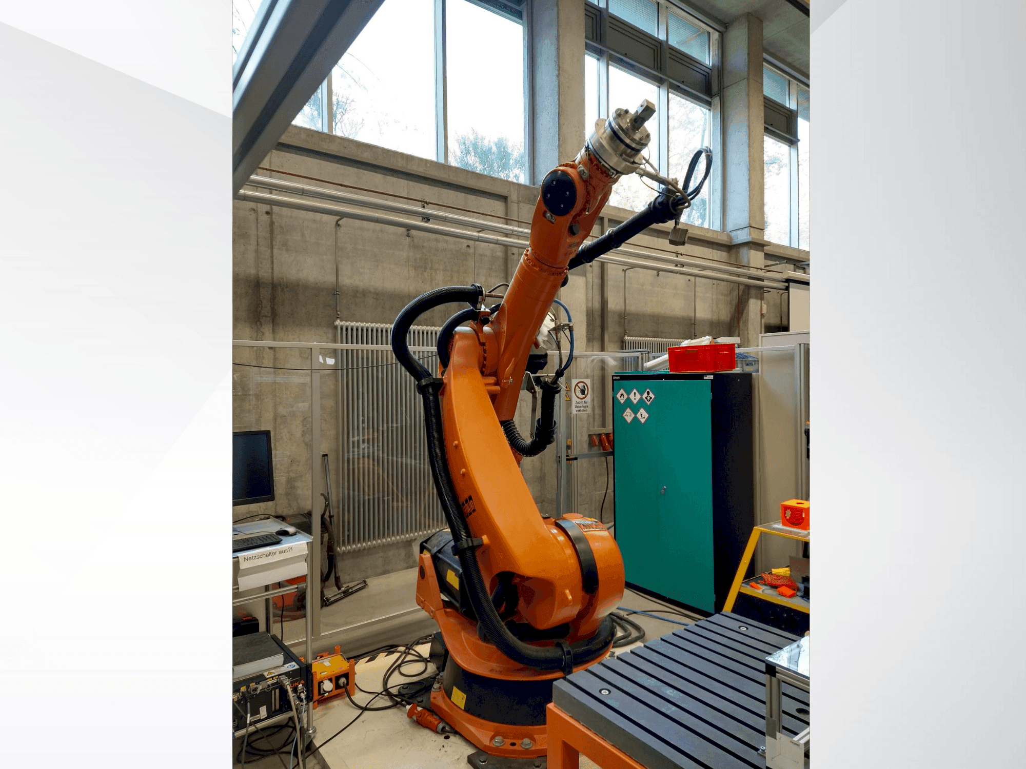 Front view of KUKA KR 240-2 2000  machine